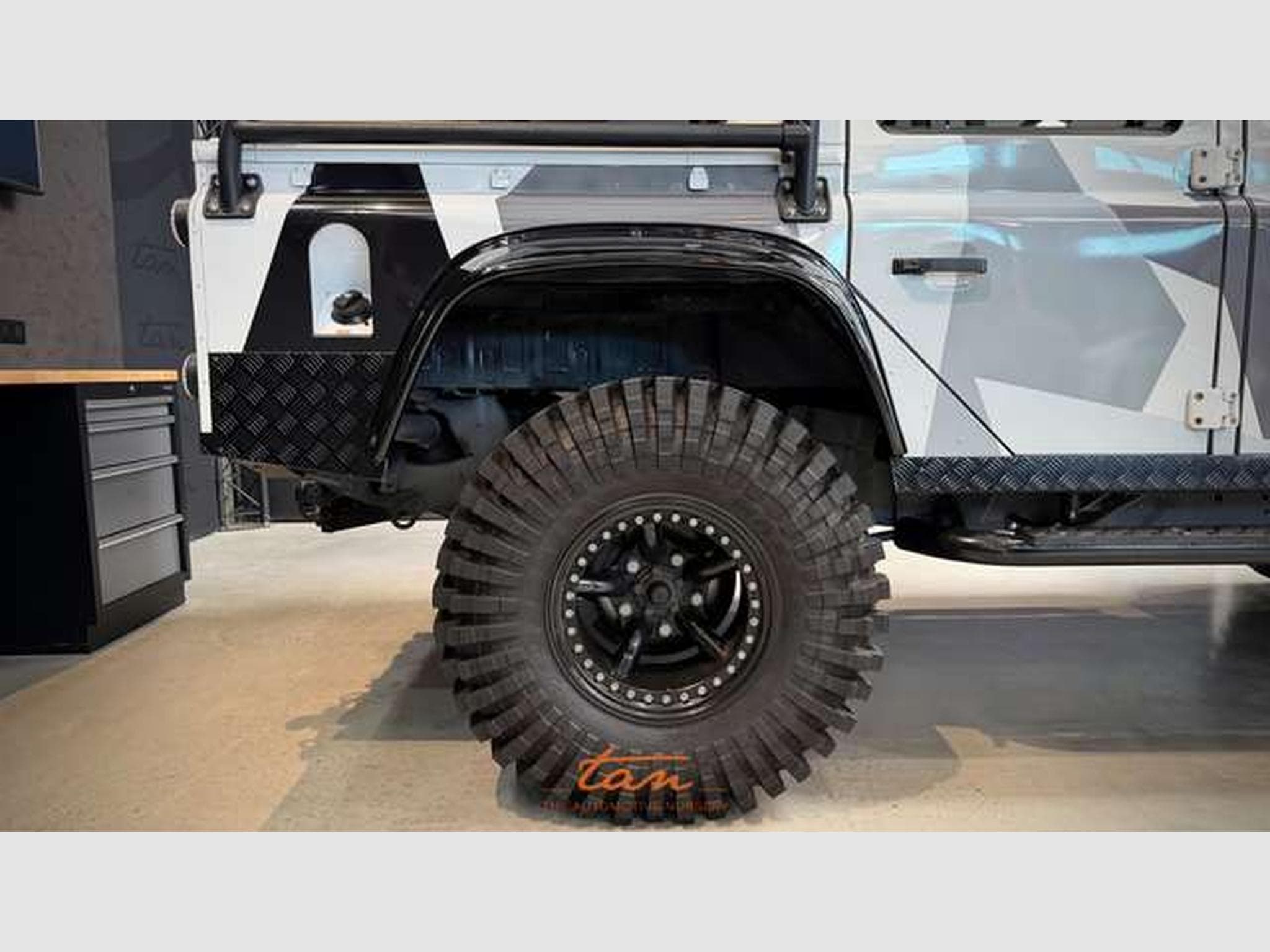 Land-Rover Defender 110 CREW CAB 2.2TD SVX SPECTRE LIMITED EDITION JAMES BOND 00 (2014) - Photo 11