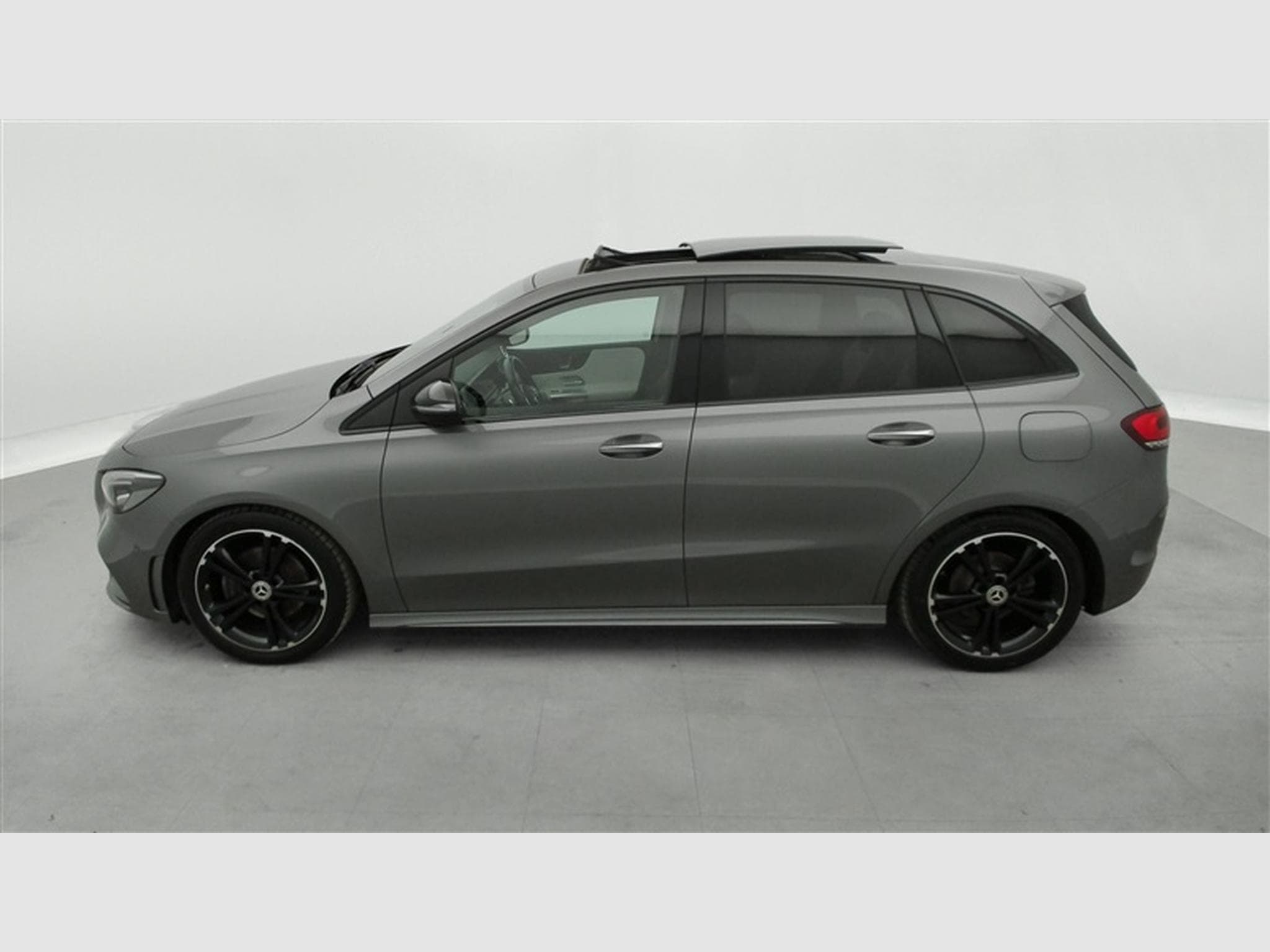 Mercedes B 180 d AUTO AMG Line CUIR / NAVI / TOIT PANO /FULL LED /... (2020) - Photo 3