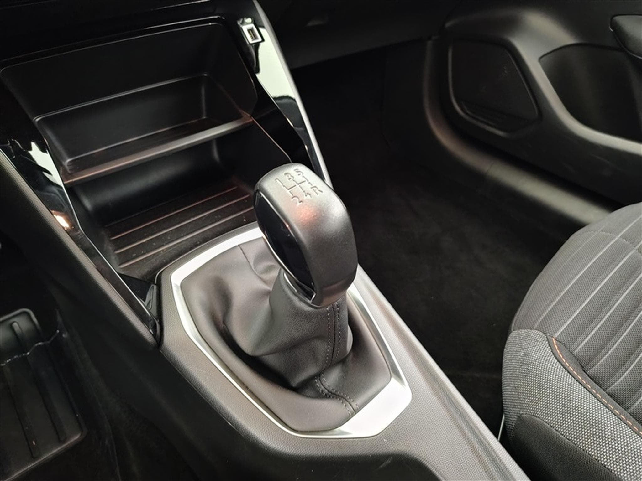 Peugeot 208 1.2i PureTech Active Pack CARPLAY / FULL LED / PDC AR / JA16 (2023) - Photo 12