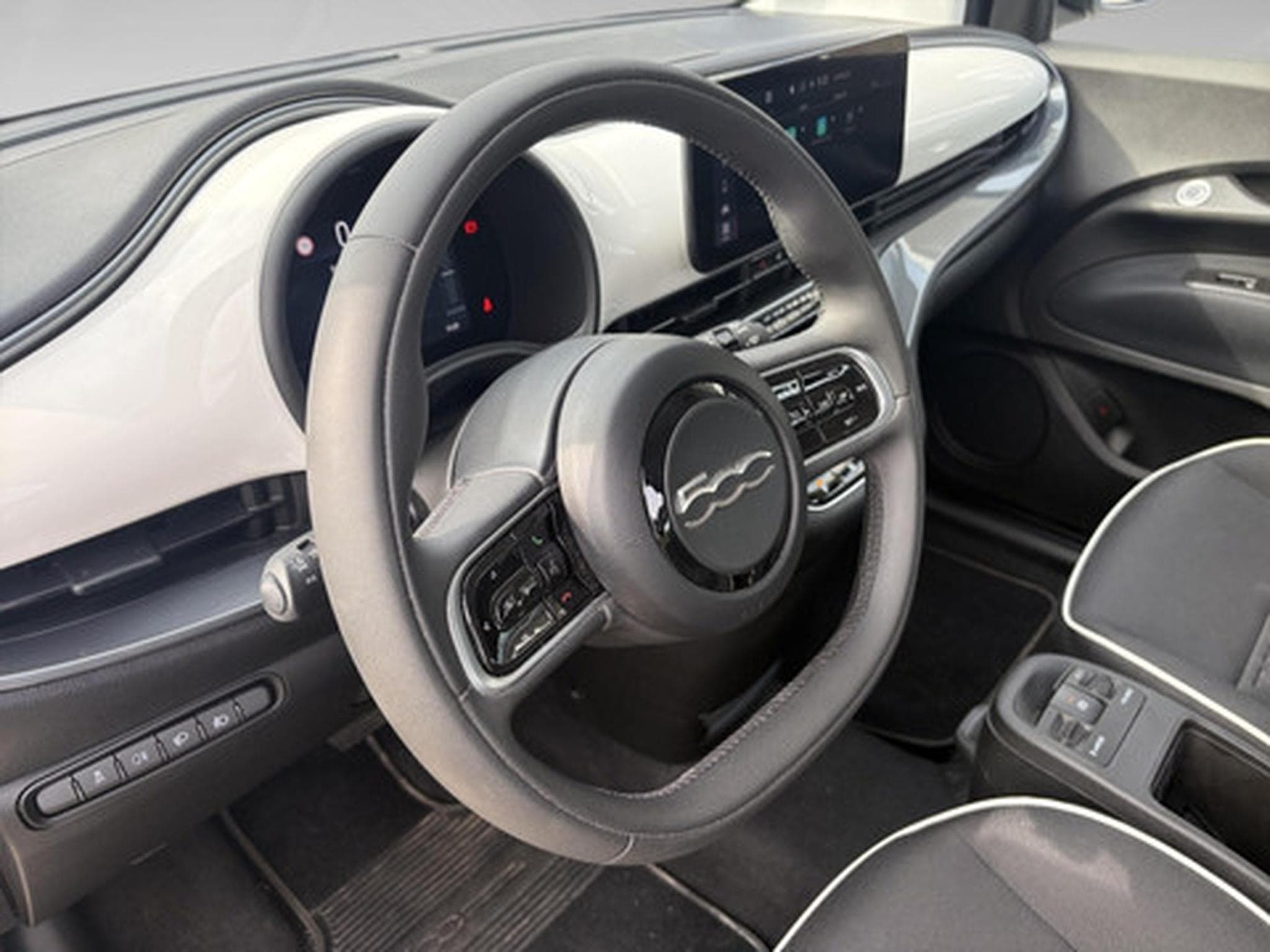 Fiat 500 500e 42 kWh LIMO (2024) - Foto 8
