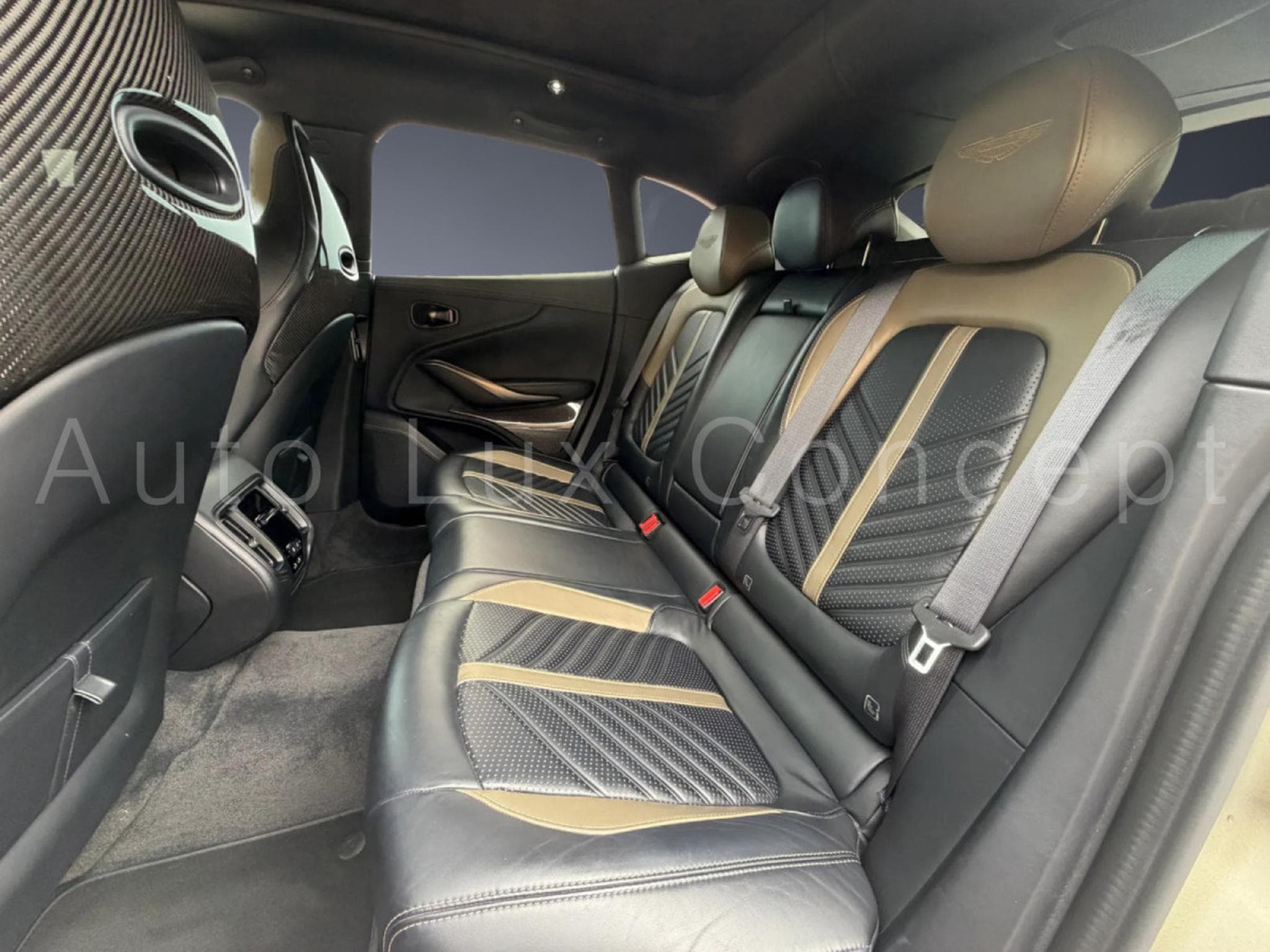 Aston-Martin DBX 707 (2022) - Photo 12