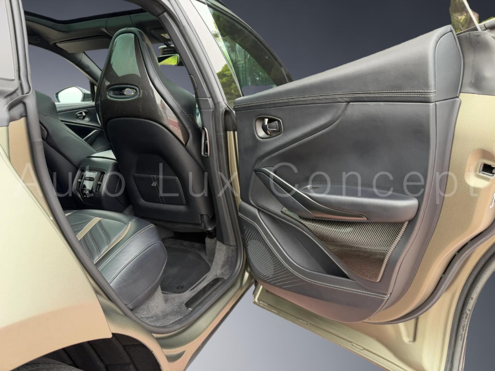 Aston-Martin DBX 707 (2022) - Photo 25