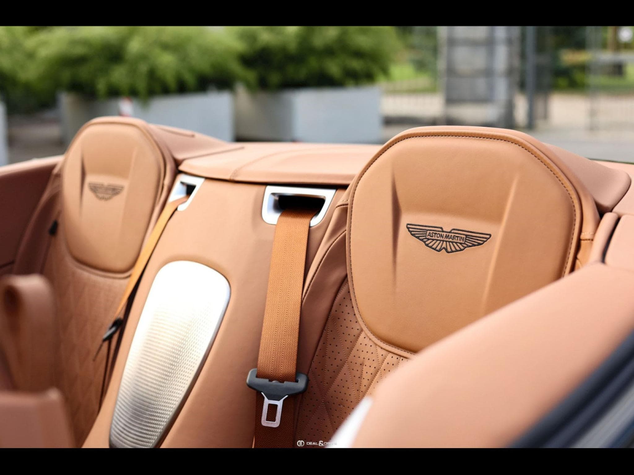 Aston-Martin DB12 VOLANTE 4.0 V8 680 CH - SPIRIT SILVER METALLIC - FULL PPF (2024) - Photo 17