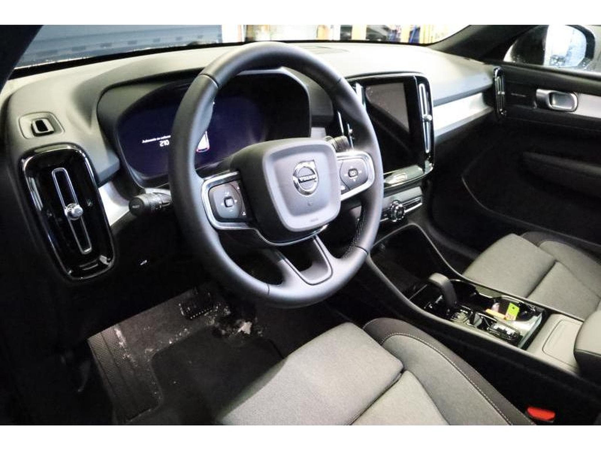 Volvo XC40 Dark (2025) - Photo 12