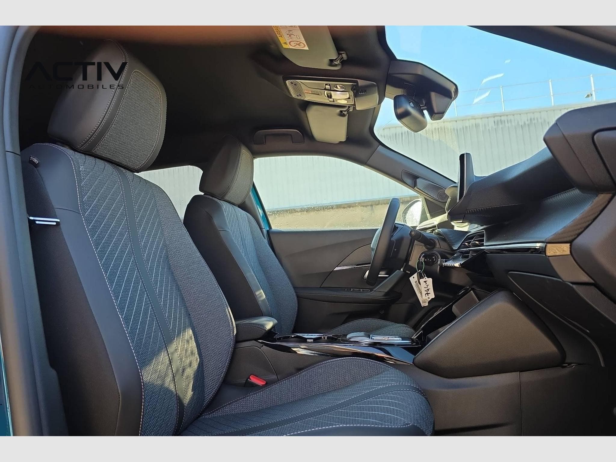 Peugeot 2008 Hybrid 145 e-DCS6 Allure (2026) - Photo 9