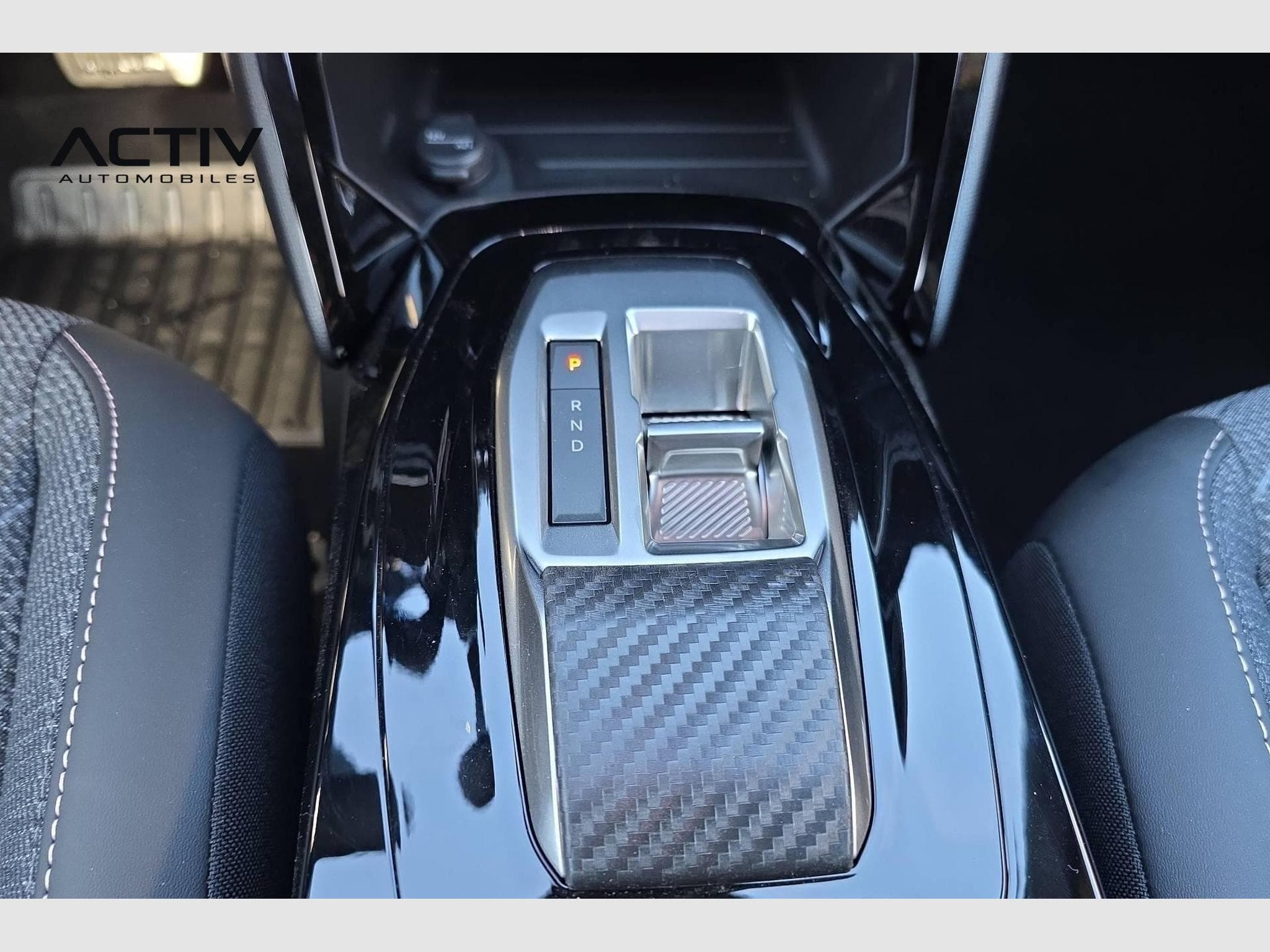 Peugeot 2008 Hybrid 145 e-DCS6 Allure (2026) - Photo 15