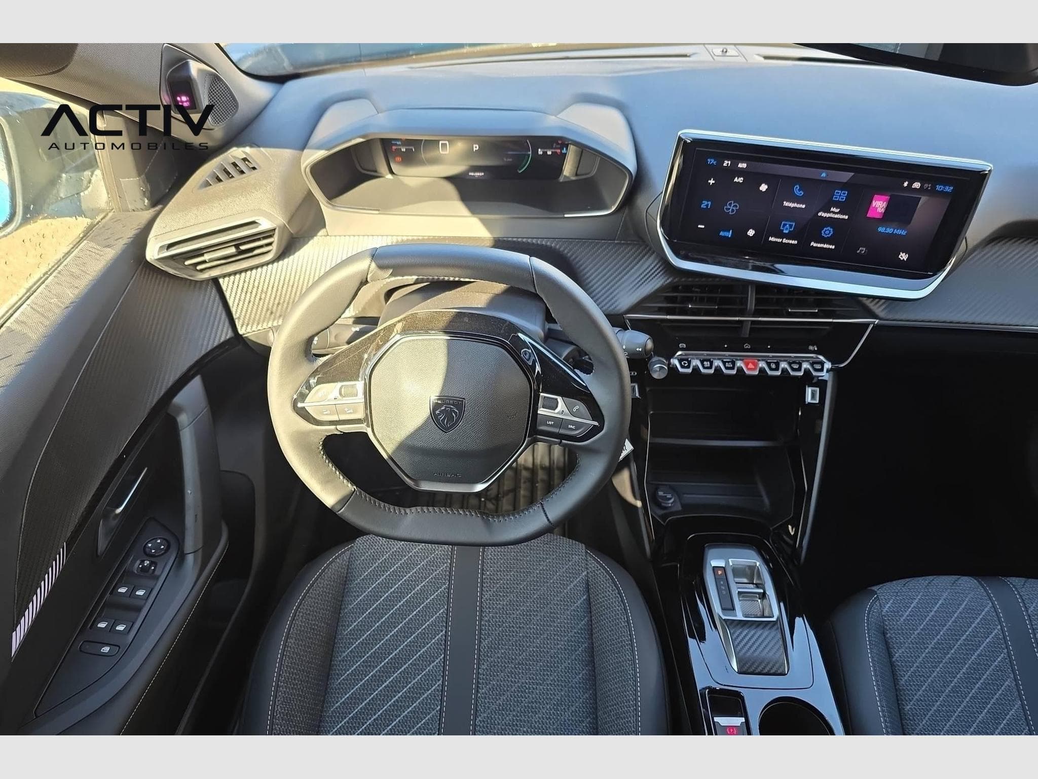 Peugeot 2008 Hybrid 145 e-DCS6 Allure (2026) - Photo 13