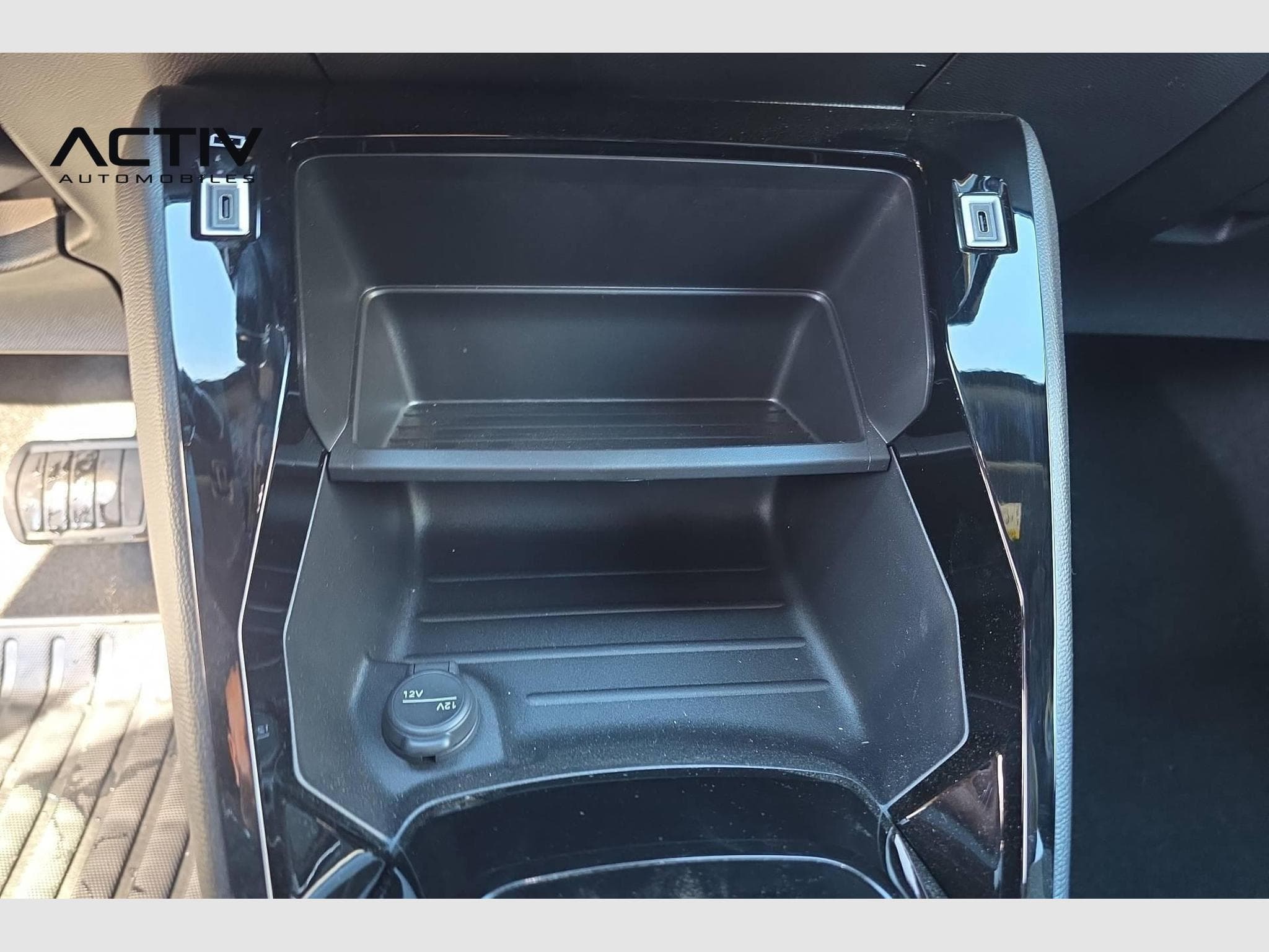 Peugeot 2008 Hybrid 145 e-DCS6 Allure (2026) - Photo 17