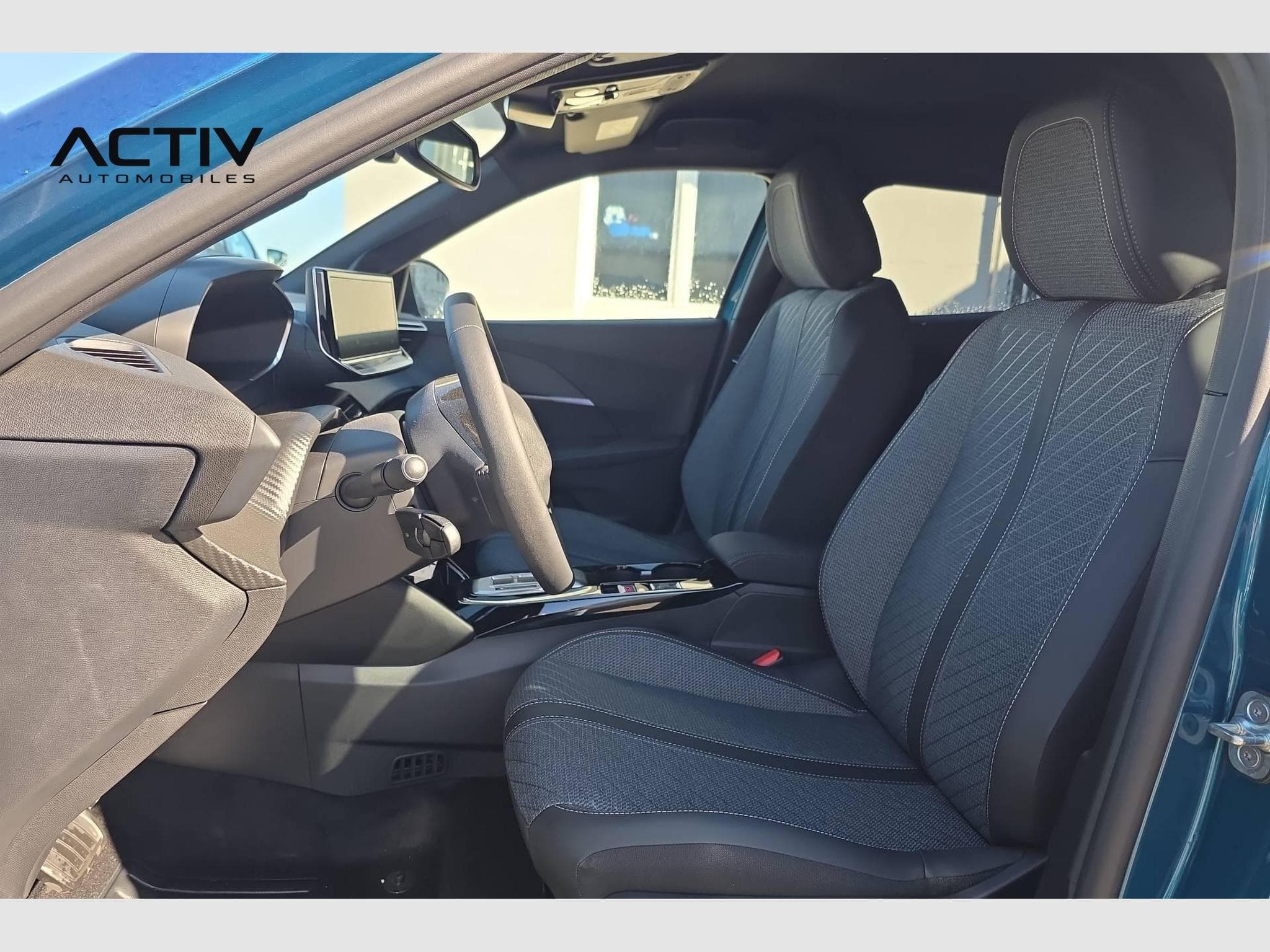 Peugeot 2008 Hybrid 145 e-DCS6 Allure (2026) - Photo 21