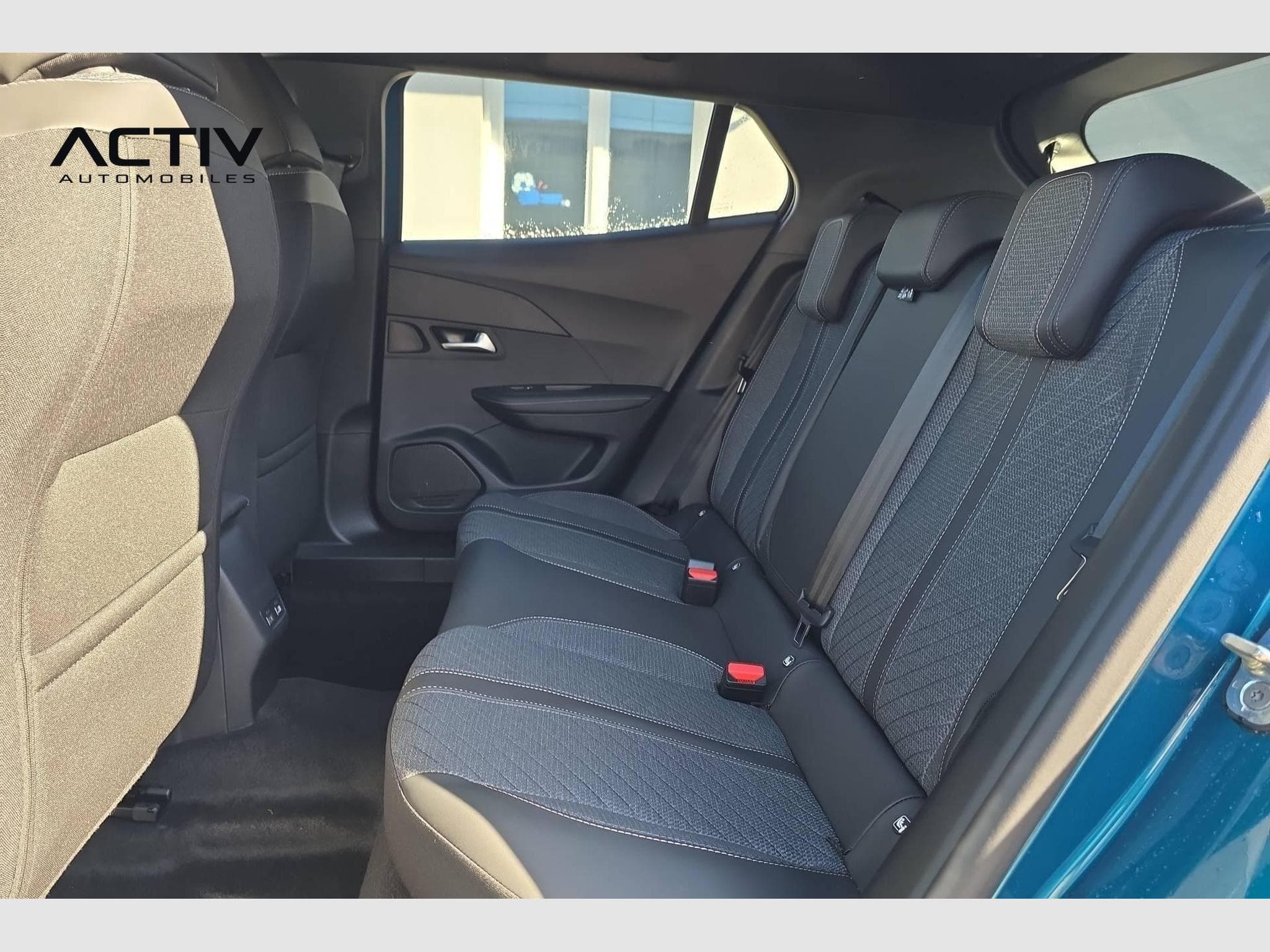 Peugeot 2008 Hybrid 145 e-DCS6 Allure (2026) - Photo 20
