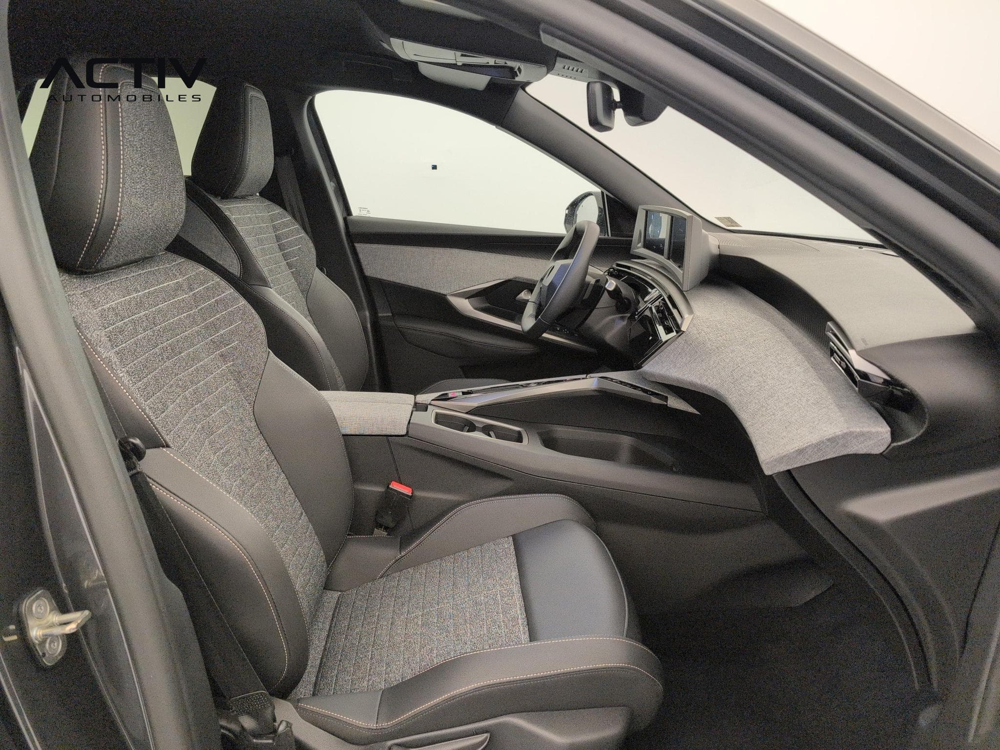 Peugeot 3008 Hybrid 145 e-DCS6 Allure (2025) - Photo 9