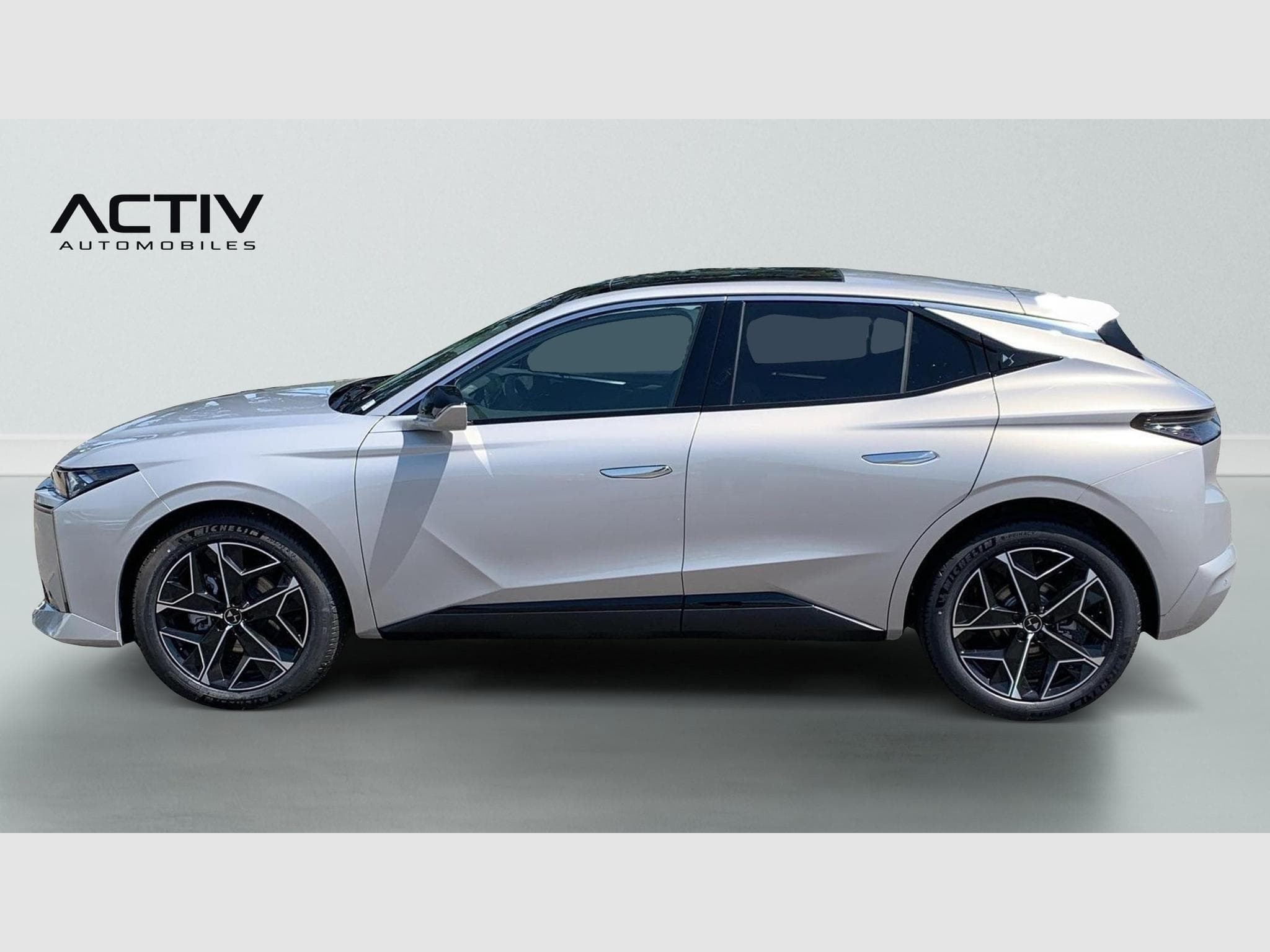 DS Automobiles DS4 Hybride 145 e-DCT6 Etoile - Alcantara (2025) - Photo 4
