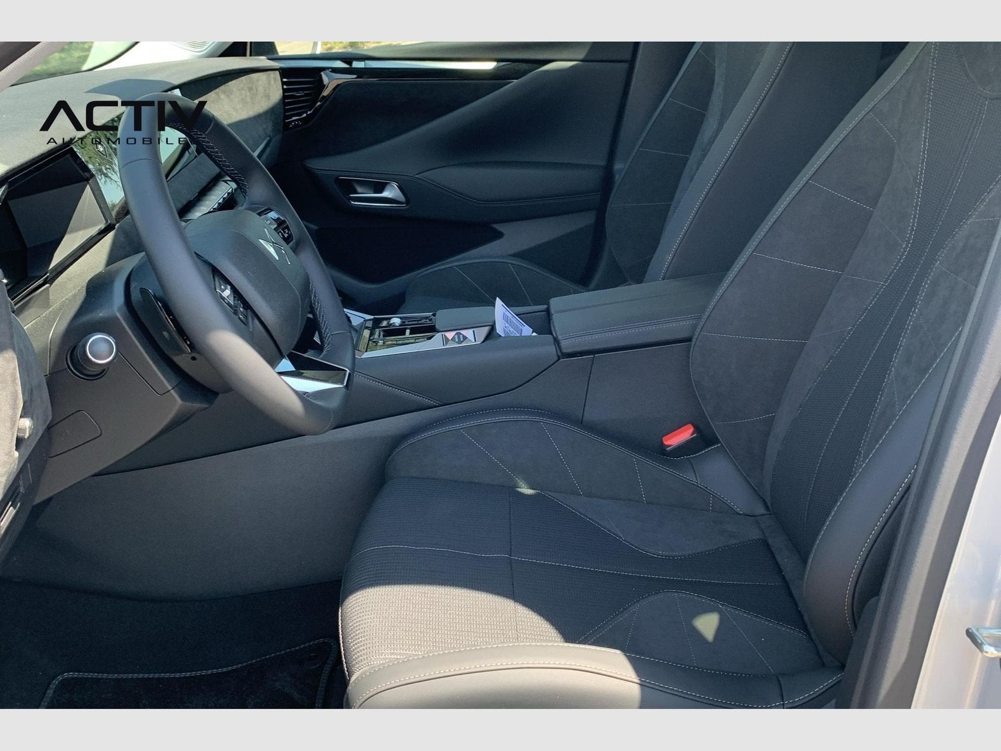 DS Automobiles DS4 Hybride 145 e-DCT6 Etoile - Alcantara (2025) - Photo 9