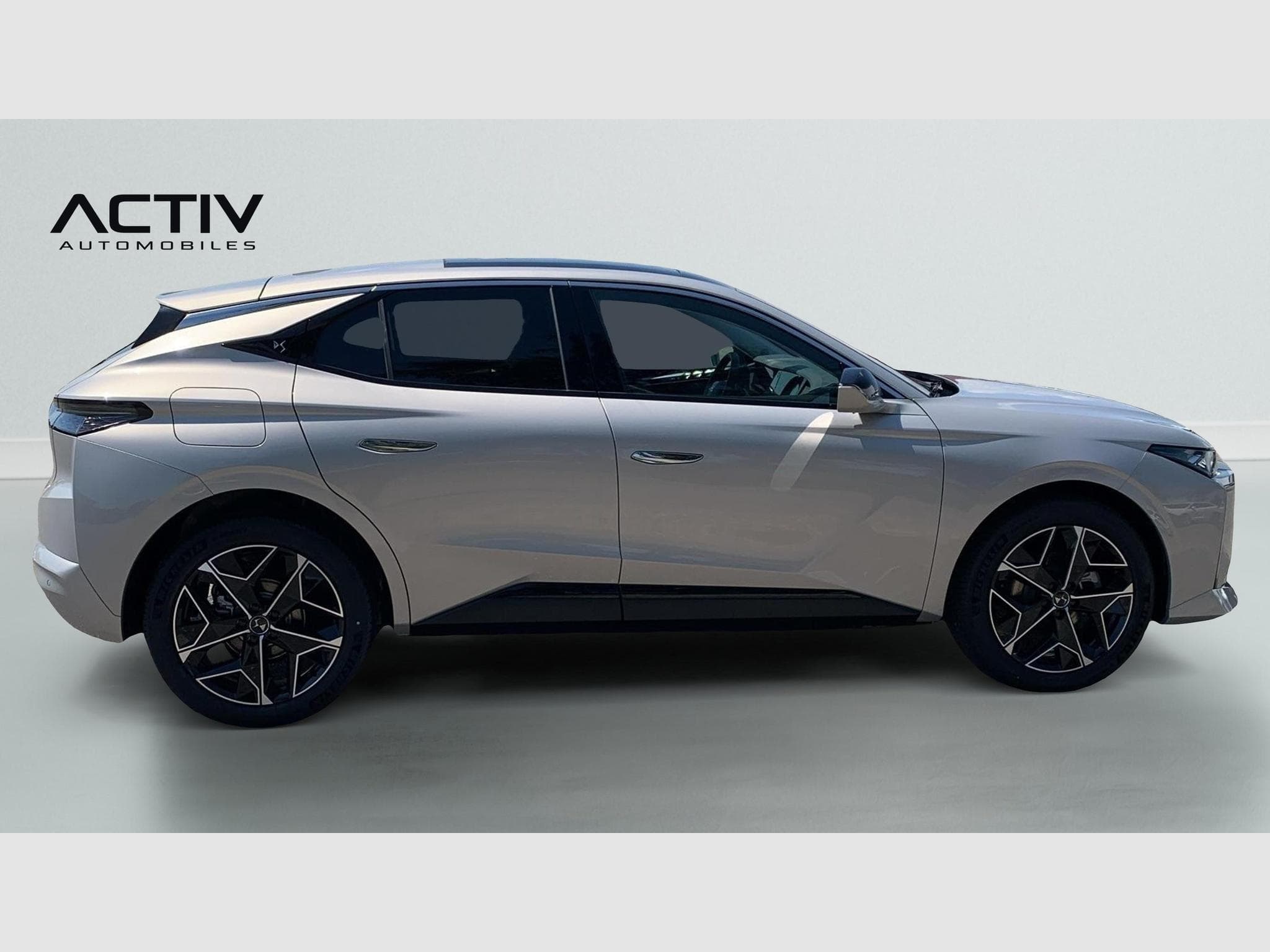 DS Automobiles DS4 Hybride 145 e-DCT6 Etoile - Alcantara (2025) - Photo 8