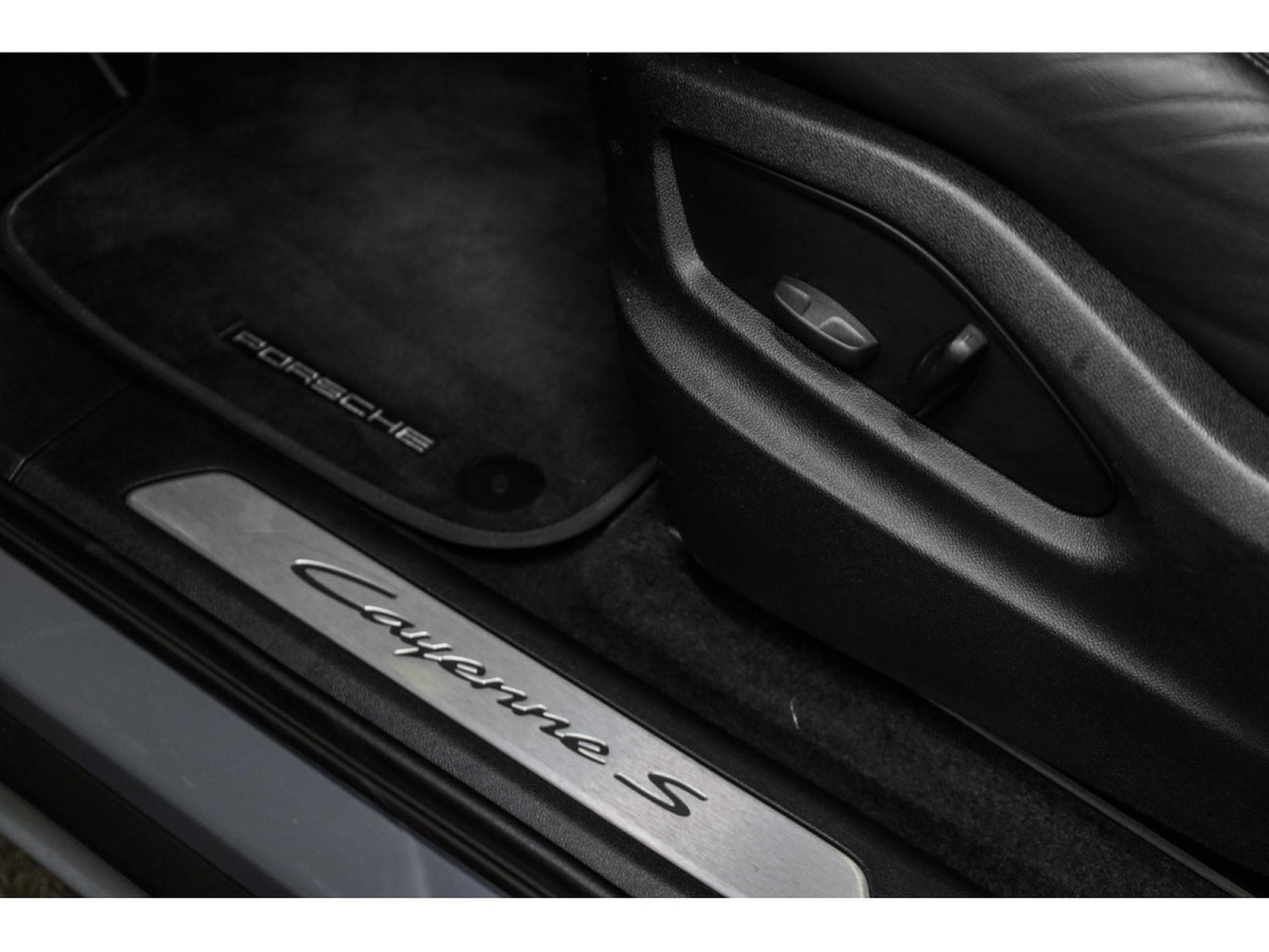 Porsche Cayenne S Coupé - ARCTIC GREY (2023) - Photo 22