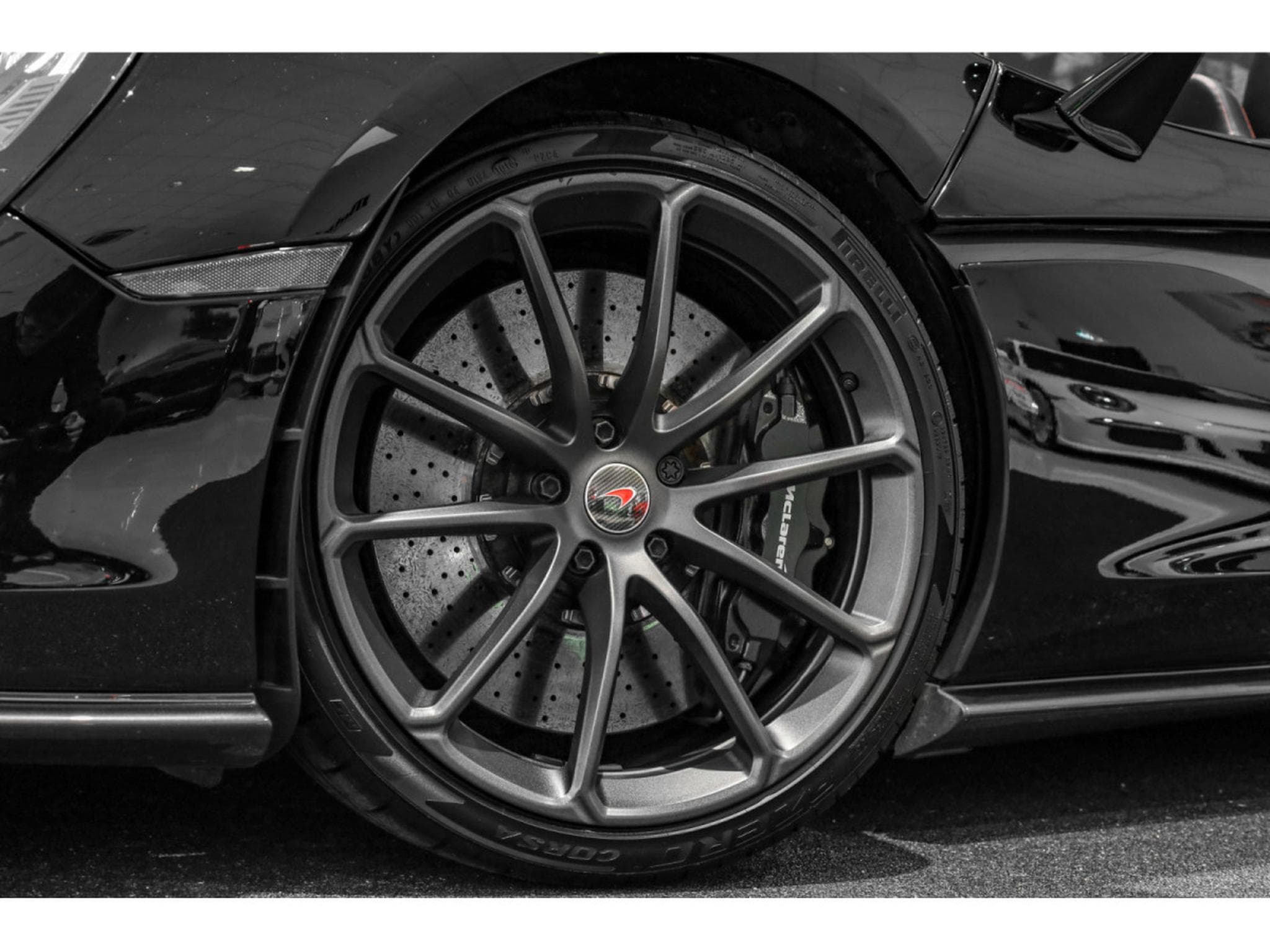 McLaren 570S Spider 3.8 V8 - FIRE BLACK (2018) - Photo 8