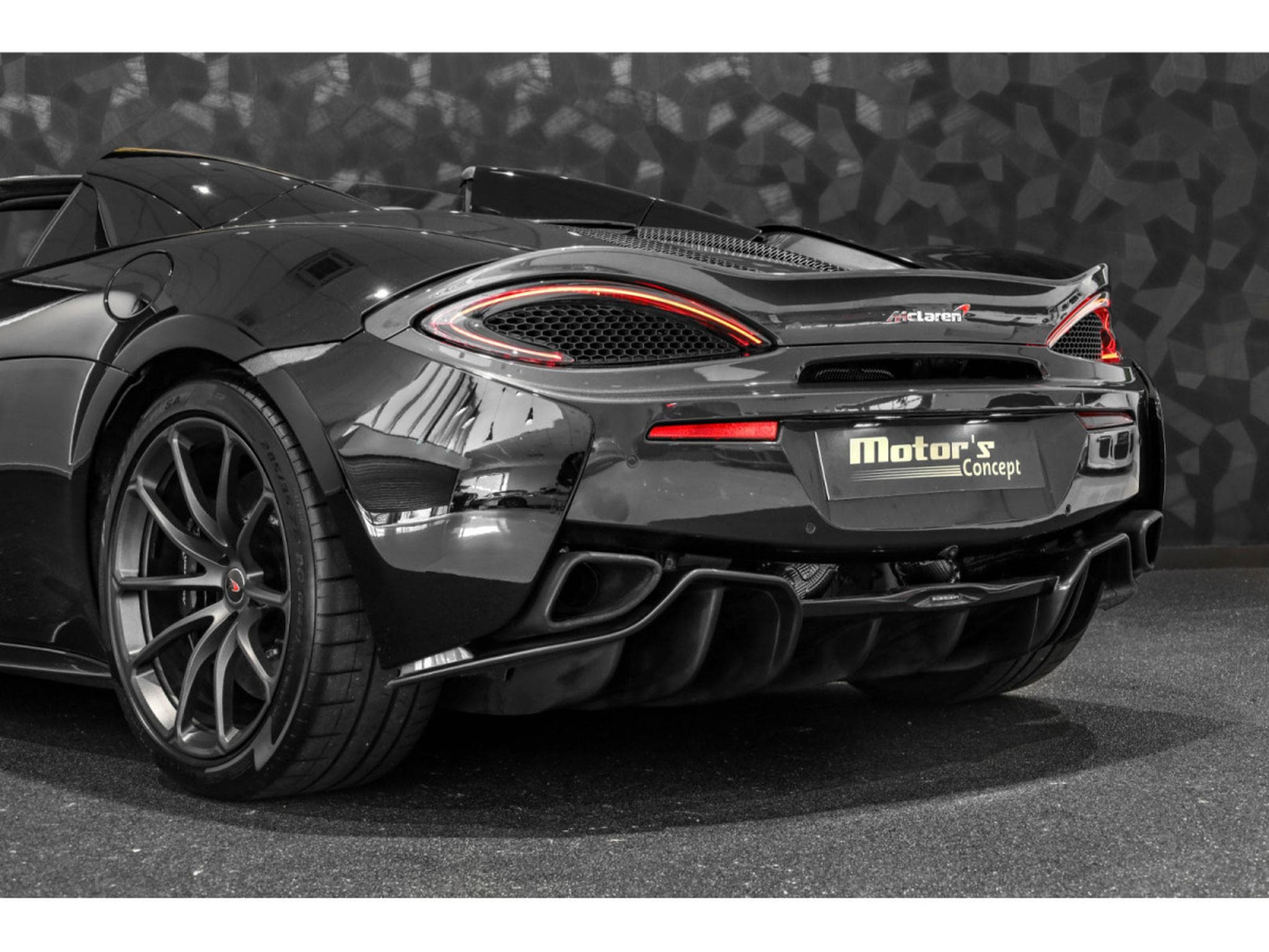 McLaren 570S Spider 3.8 V8 - FIRE BLACK (2018) - Photo 20