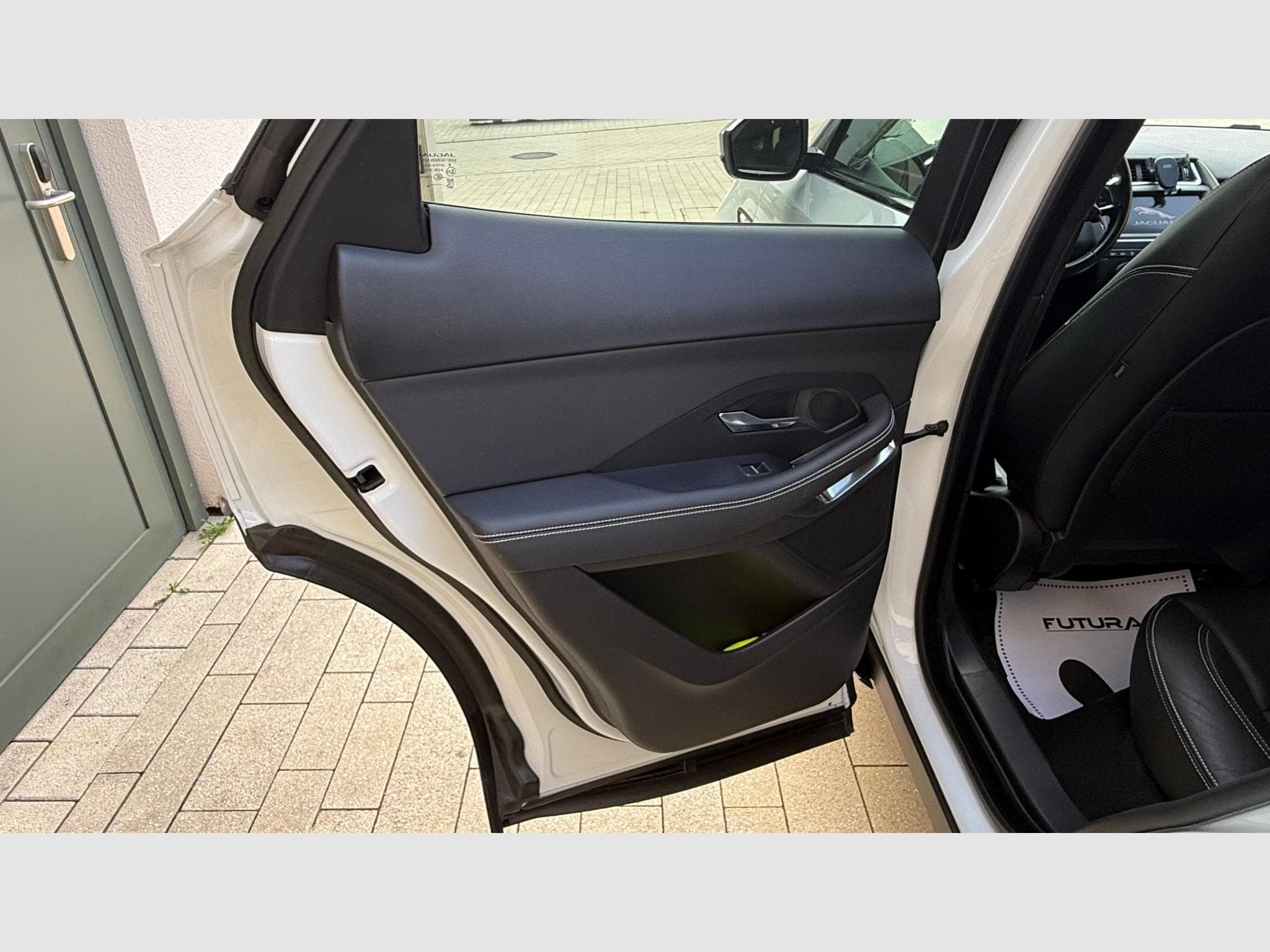 Jaguar E-Pace R-Dynamic (2019) - Photo 10
