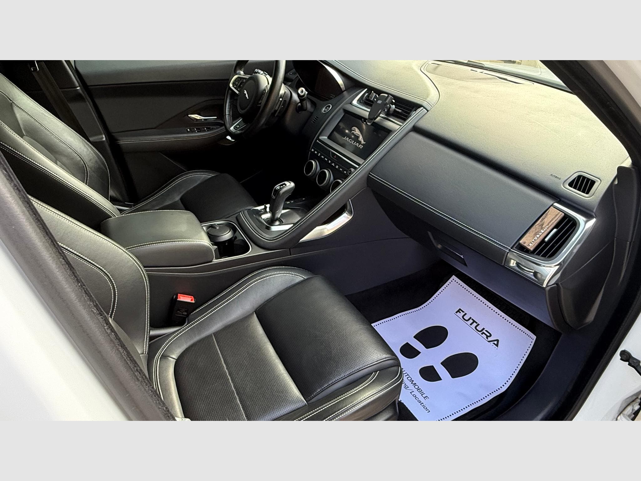 Jaguar E-Pace R-Dynamic (2019) - Photo 11