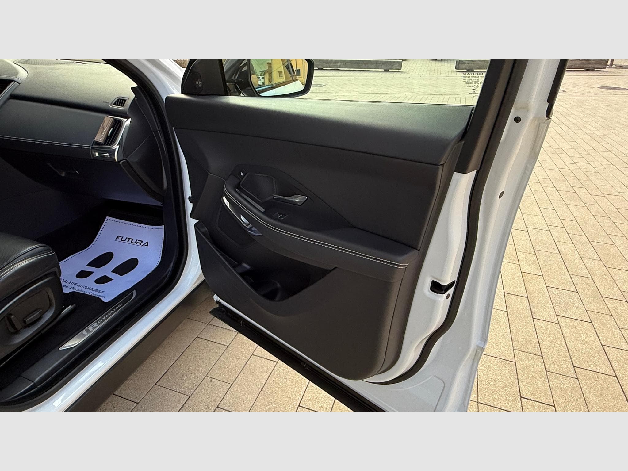 Jaguar E-Pace R-Dynamic (2019) - Photo 12