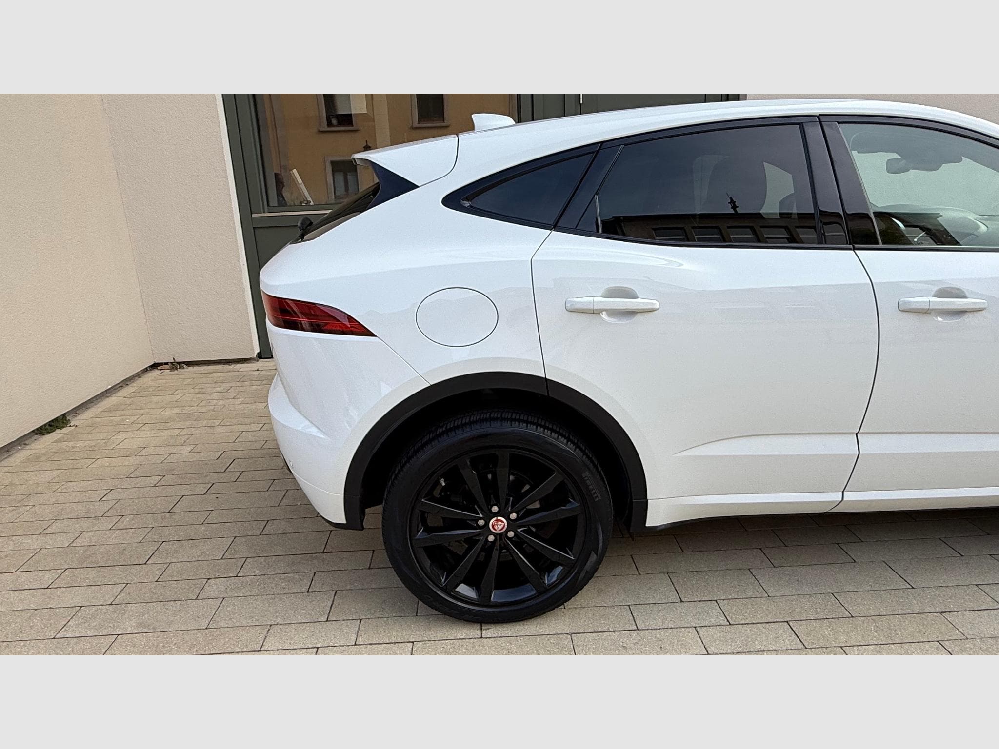 Jaguar E-Pace R-Dynamic (2019) - Photo 15