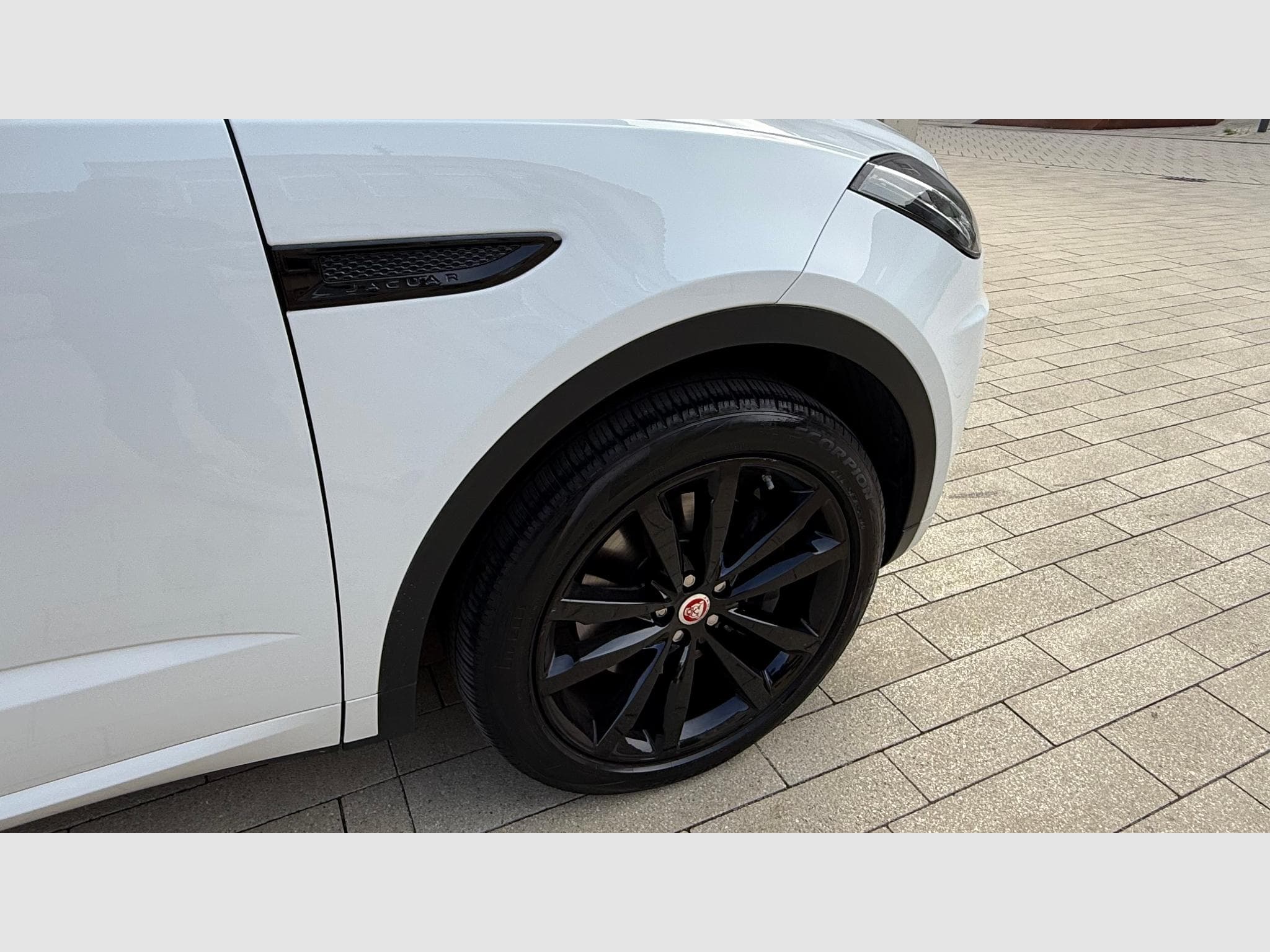 Jaguar E-Pace R-Dynamic (2019) - Photo 16