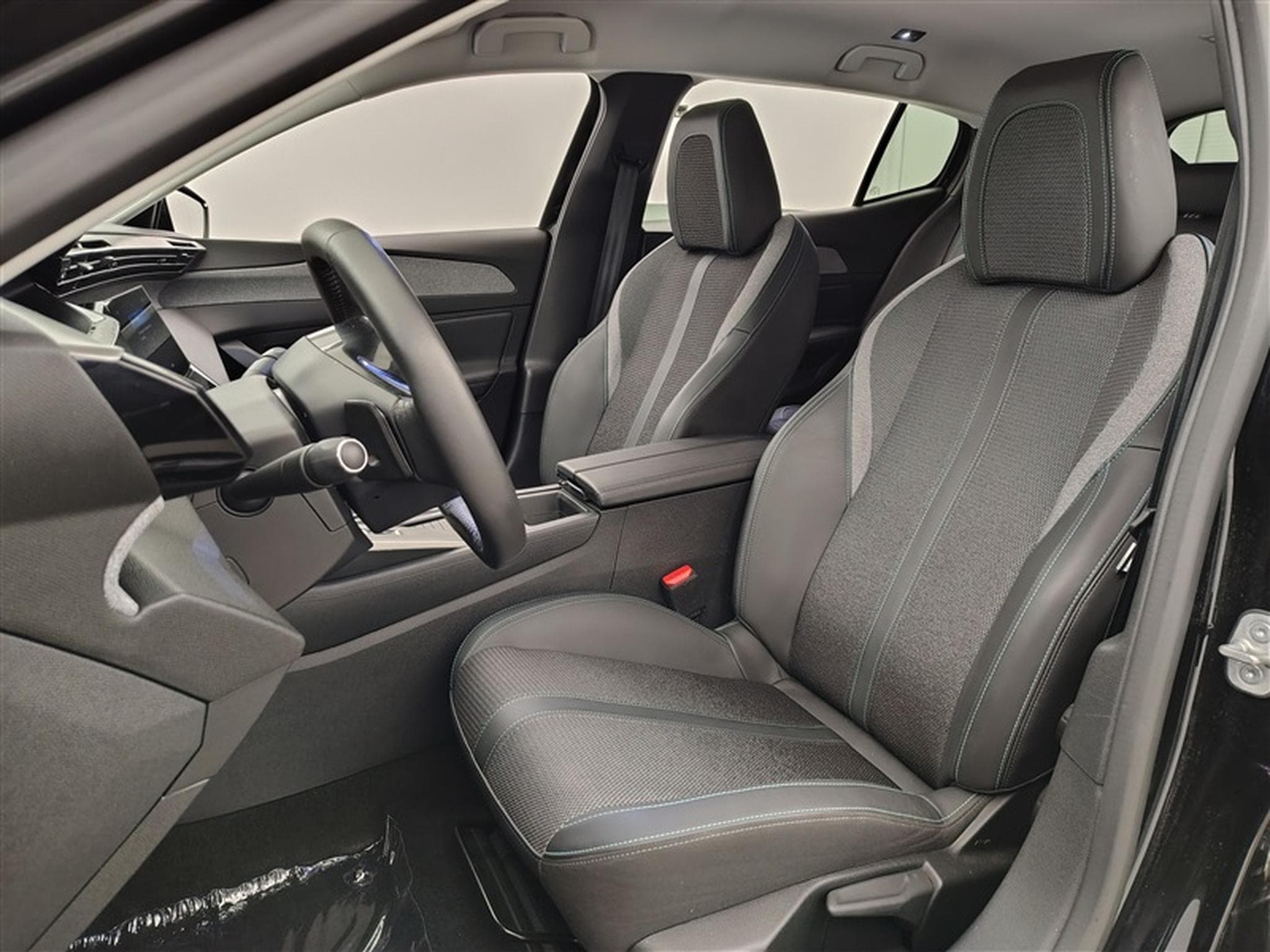 Peugeot 408 1.2 Hybrid 136cv e-DCS6 Allure NAVI / FULL LED / CAMERA 360 (2025) - Photo 7