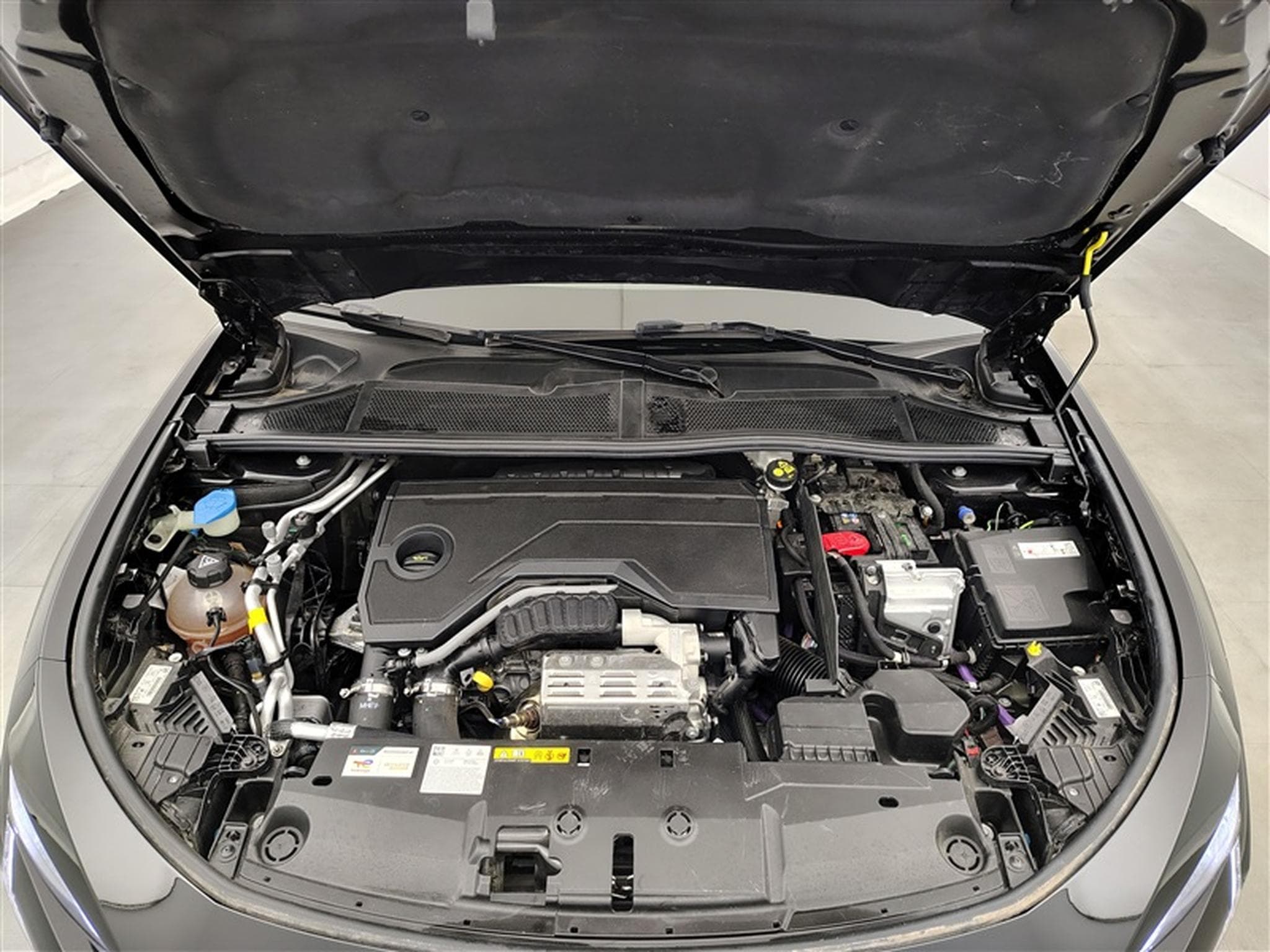 Peugeot 408 1.2 Hybrid 136cv e-DCS6 Allure NAVI / FULL LED / CAMERA 360 (2025) - Photo 19