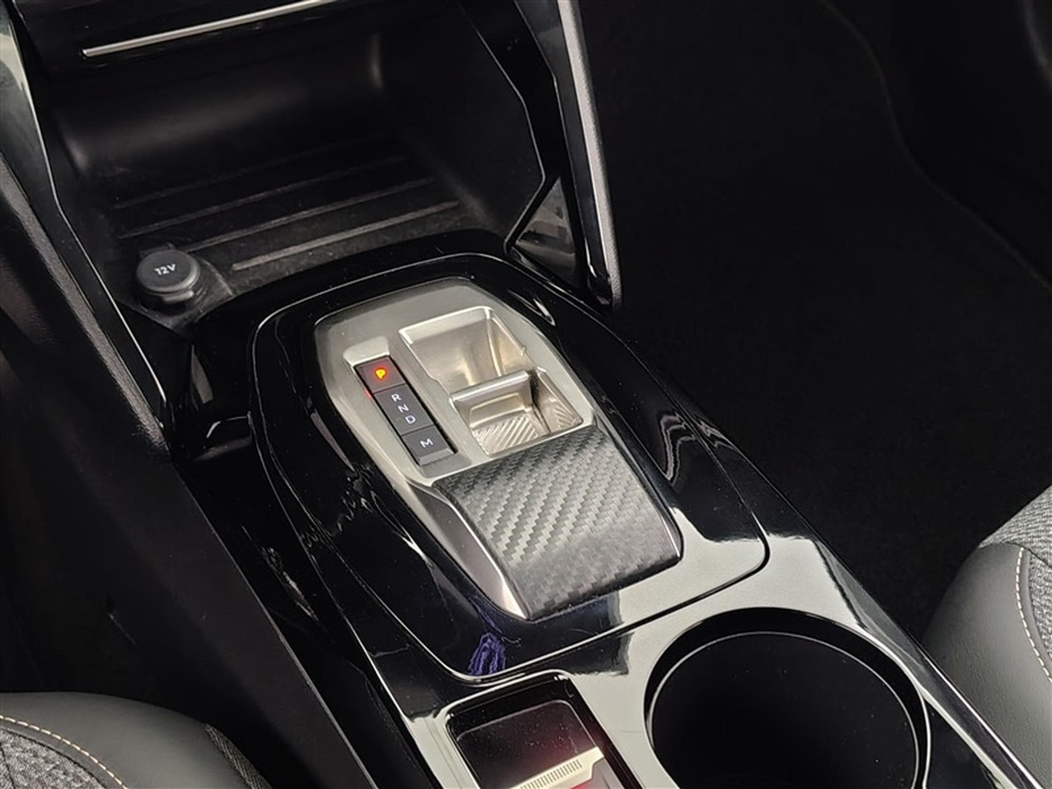 Peugeot 208 1.2 Hybrid 100cv e-DSC6 Allure CARPLAY / FULL LED / S-CUIR (2025) - Photo 11