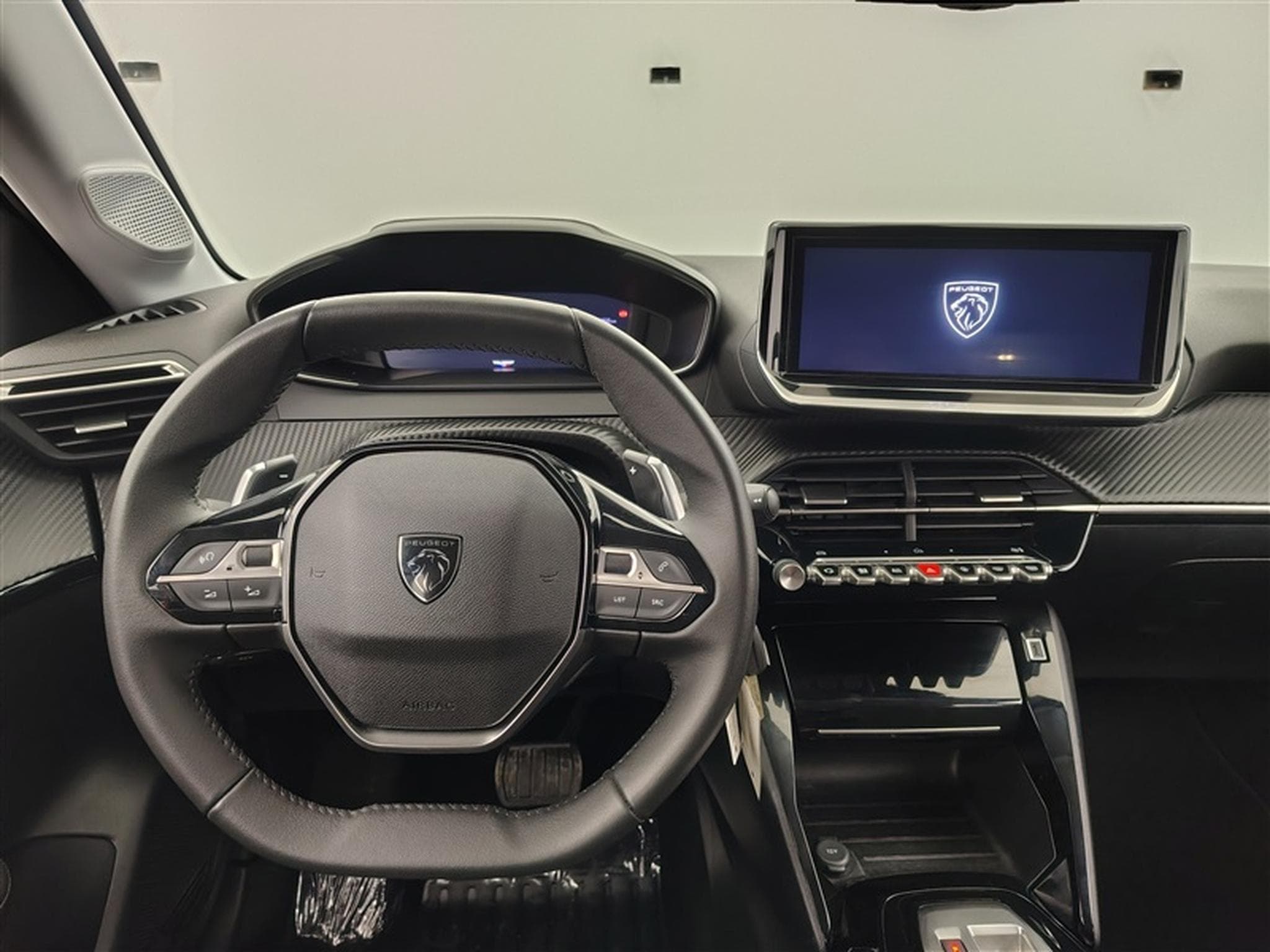 Peugeot 208 1.2 Hybrid 100cv e-DSC6 Allure CARPLAY / FULL LED / S-CUIR (2025) - Photo 8