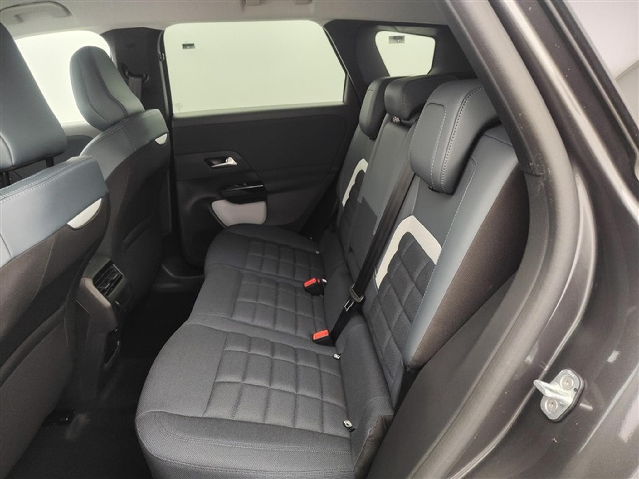 Citroen C5 Aircross 1.2 Hybrid 145cv E-DCS6 Plus NAVI / FULL LED / CAMERA / JA19 (2026) - Photo 14