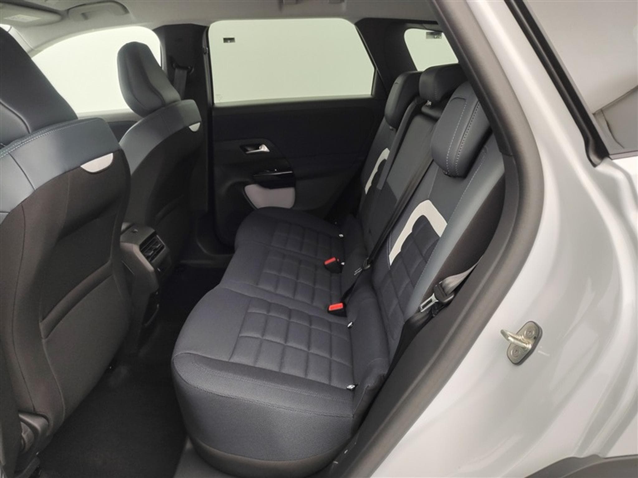 Citroen C5 Aircross 1.2 Hybrid 145cv E-DCS6 Plus NAVI / FULL LED / CAMERA / JA19 (2026) - Photo 14