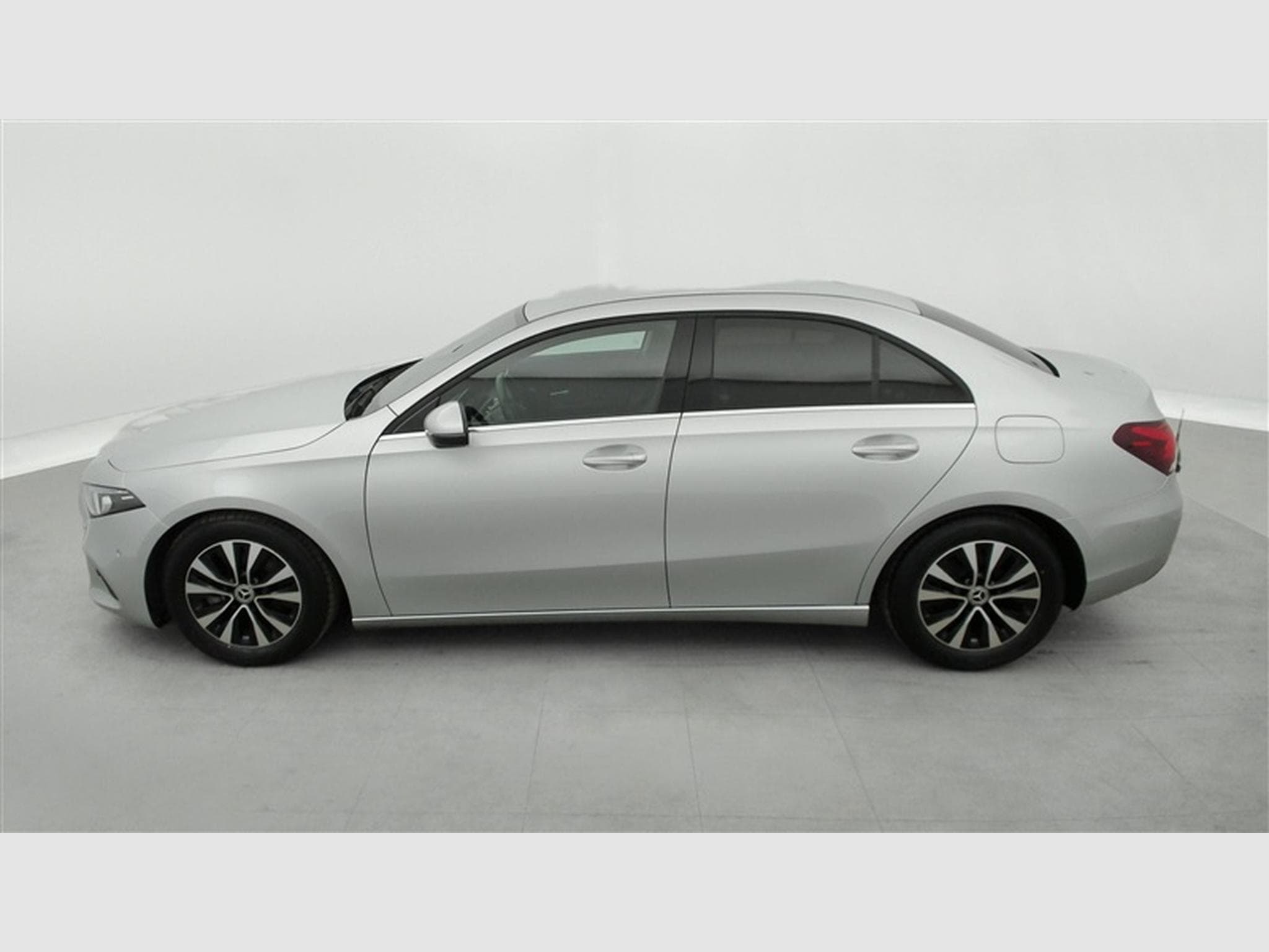Mercedes 180 A 180 d Business NAVI / FULL LED (2021) - Photo 3