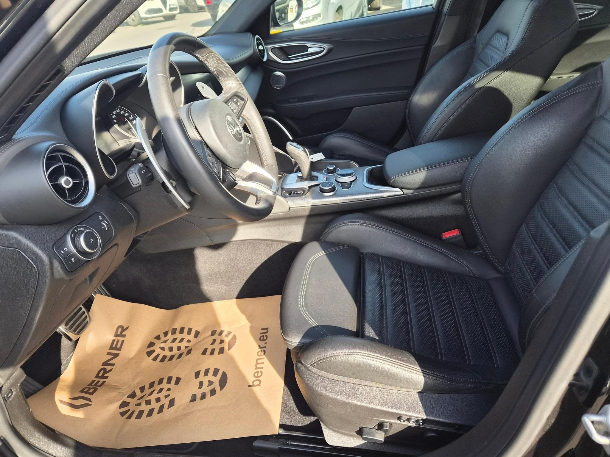 Alfa-Romeo Giulia VELOCE 2.0 TURBO 16 V  280 CV (2023) - Photo 6