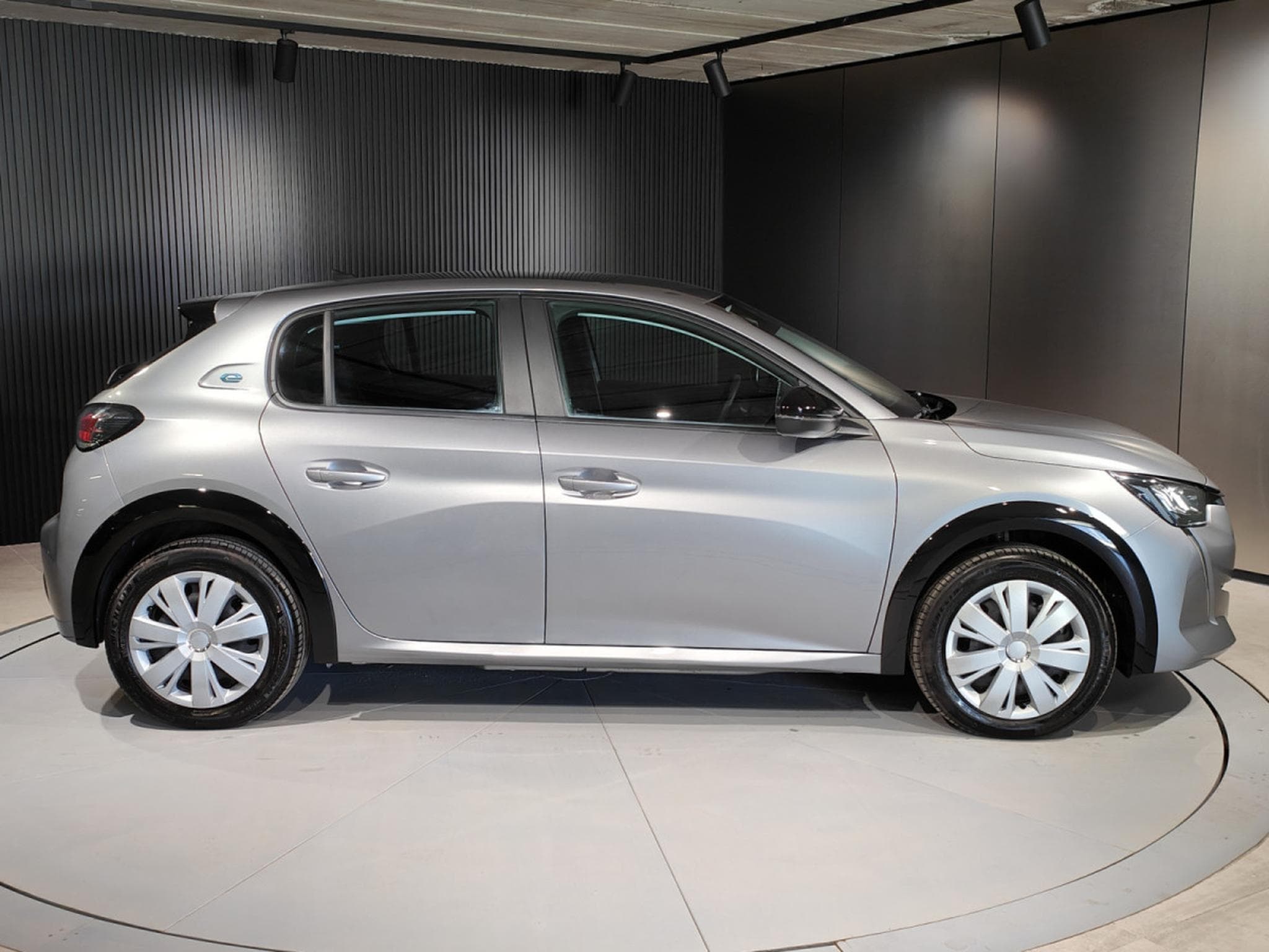 Peugeot 208 50kWh 362 KMS CARPLAY CAMERA BLUETOOTH (2023) - Foto 2