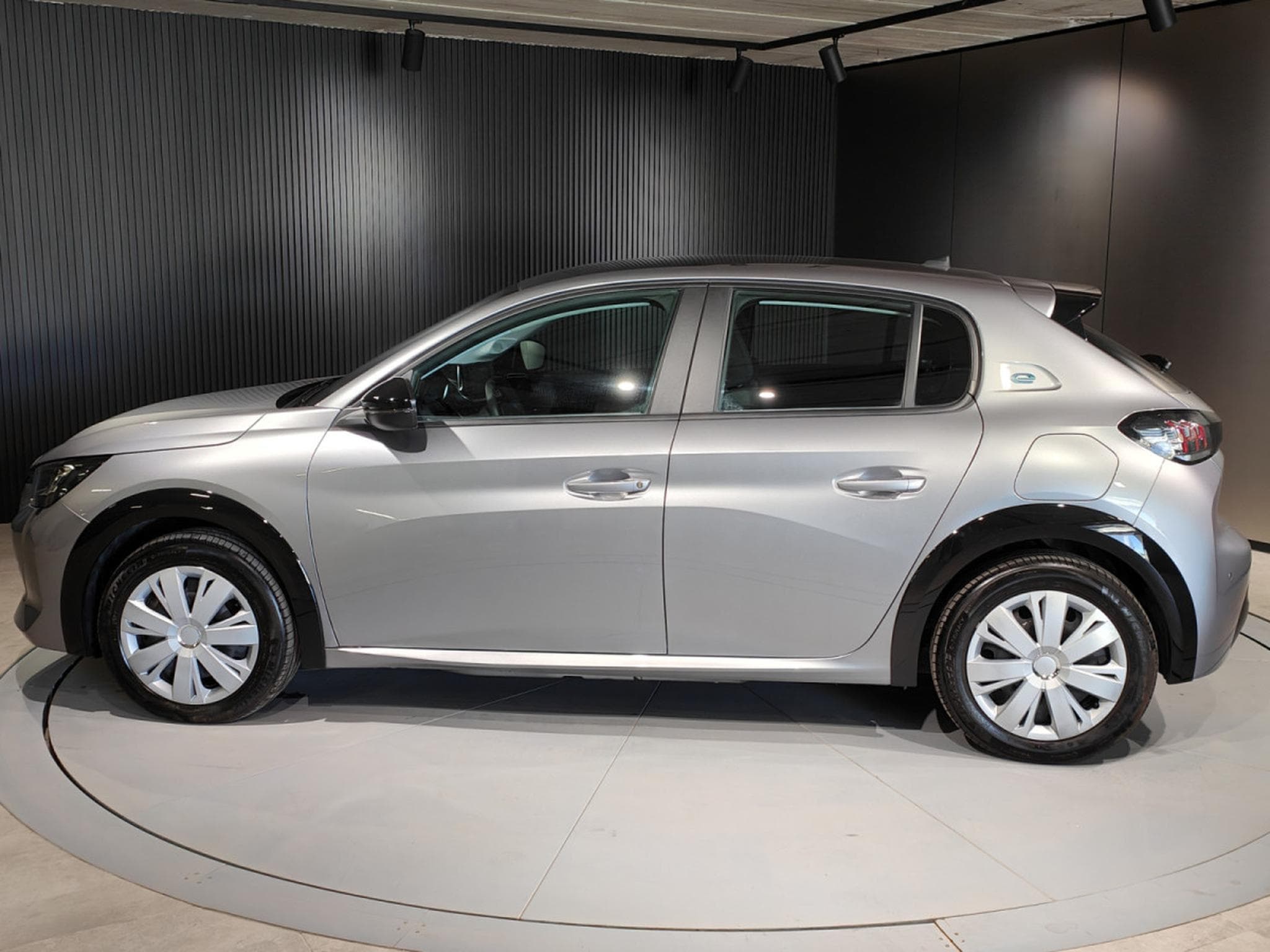 Peugeot 208 50kWh 362 KMS CARPLAY CAMERA BLUETOOTH (2023) - Foto 5