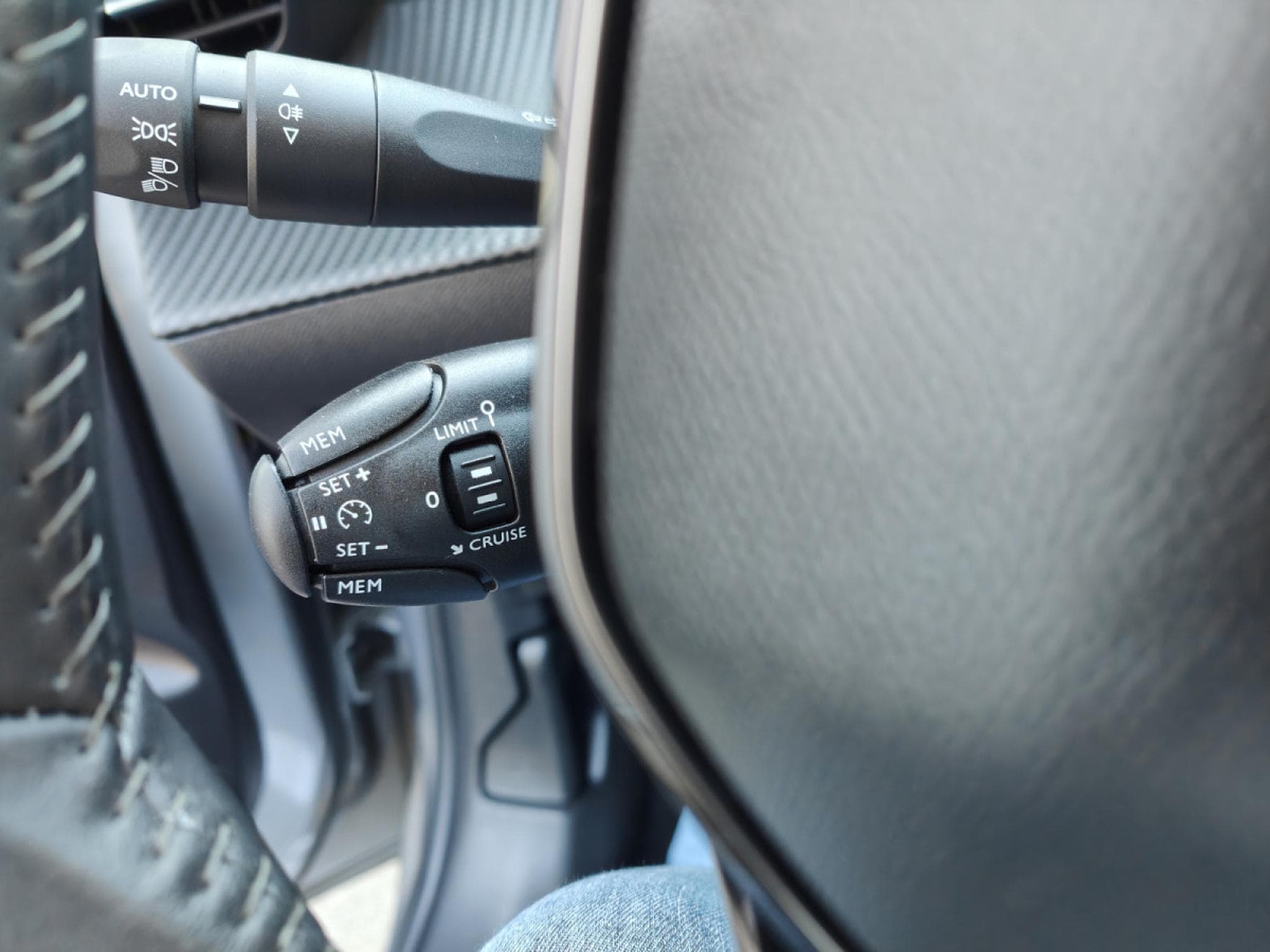 Peugeot 208 50kWh 362 KMS CARPLAY CAMERA BLUETOOTH (2023) - Foto 21