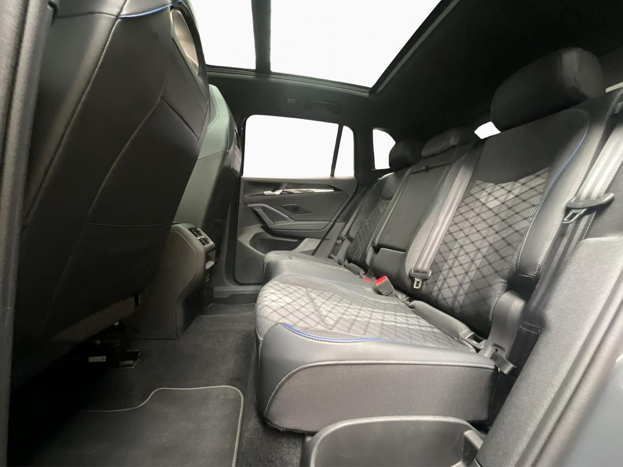 VW Tiguan R-Line+DSG+AHK+P.Confort+LM20+MatrixHD+P.Info.+Black-Style (2025) - Foto 16