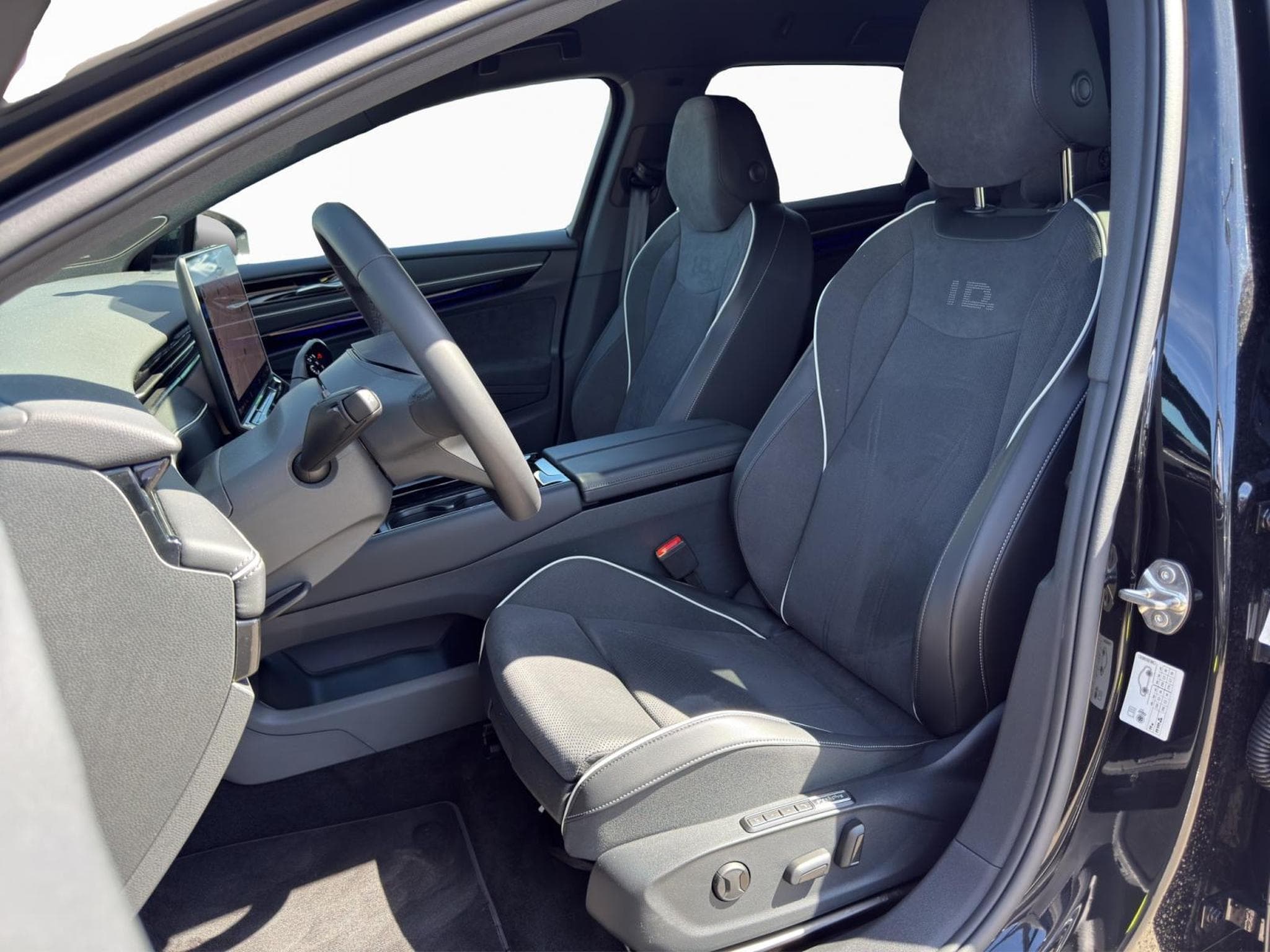 VW ID.7 Tourer Pro 210 kW / 77 kWh (2026) - Photo 2