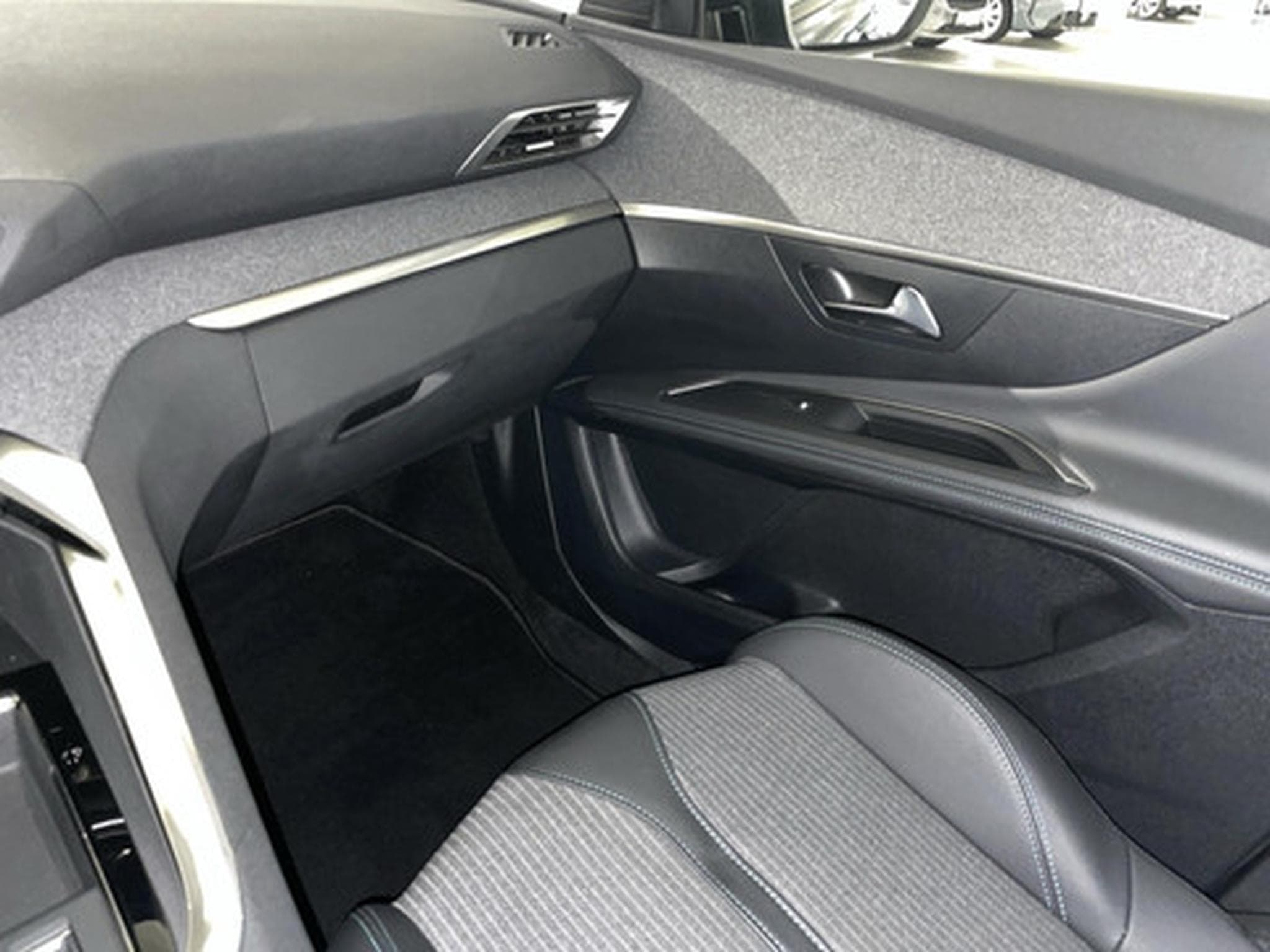 Peugeot 3008 1.2 PureTech 96kW S&S Auto Allure Pack (2022) - Photo 9