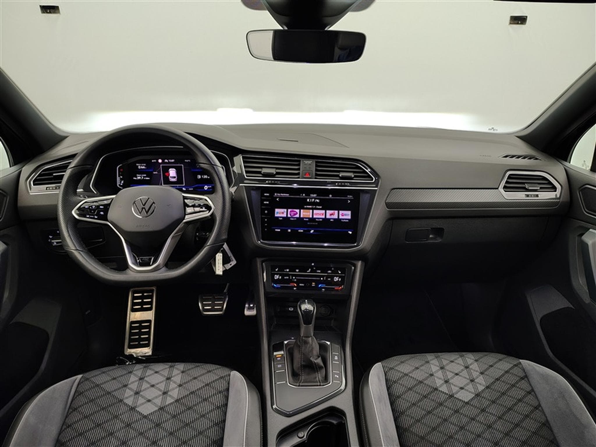 VW Tiguan 1.5 TSI R-Line DSG  NAVI / CARPLAY / JA 20' (2021) - Foto 8