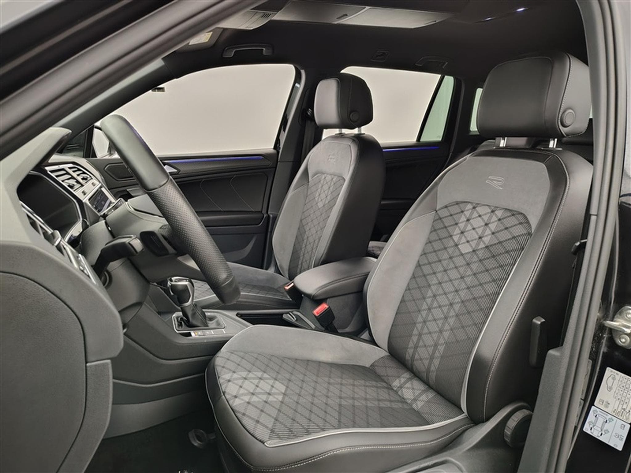 VW Tiguan 1.5 TSI R-Line DSG  NAVI / CARPLAY / JA 20' (2021) - Foto 7
