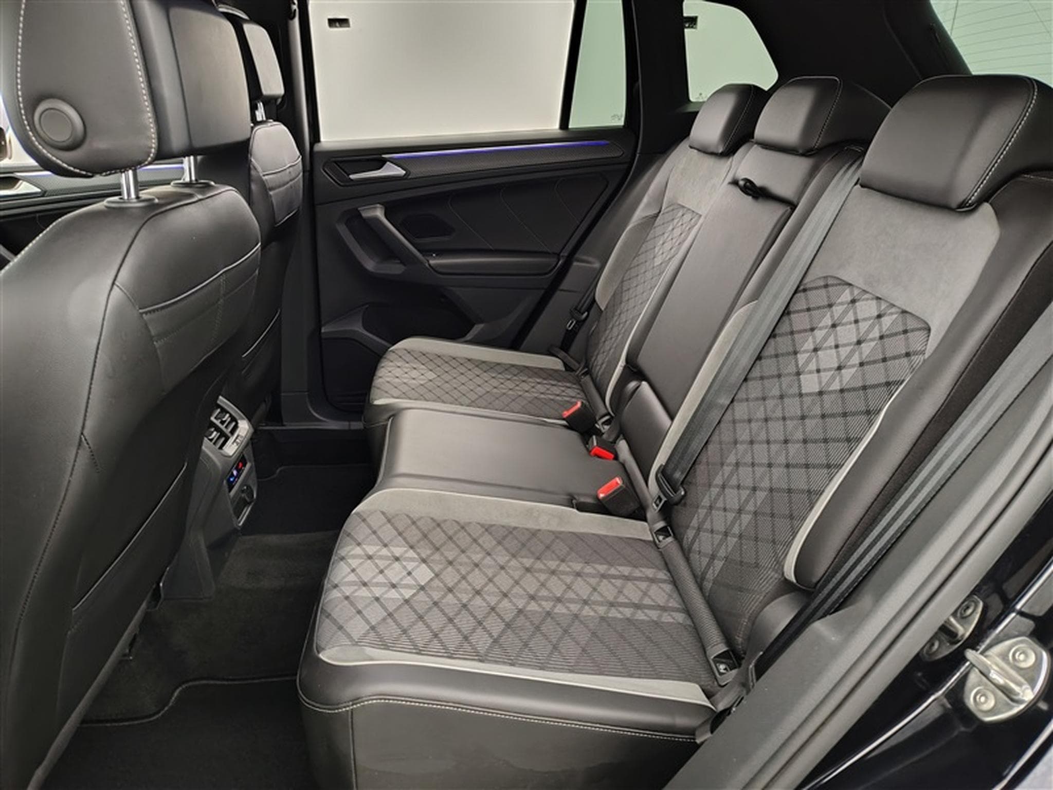 VW Tiguan 1.5 TSI R-Line DSG  NAVI / CARPLAY / JA 20' (2021) - Foto 13