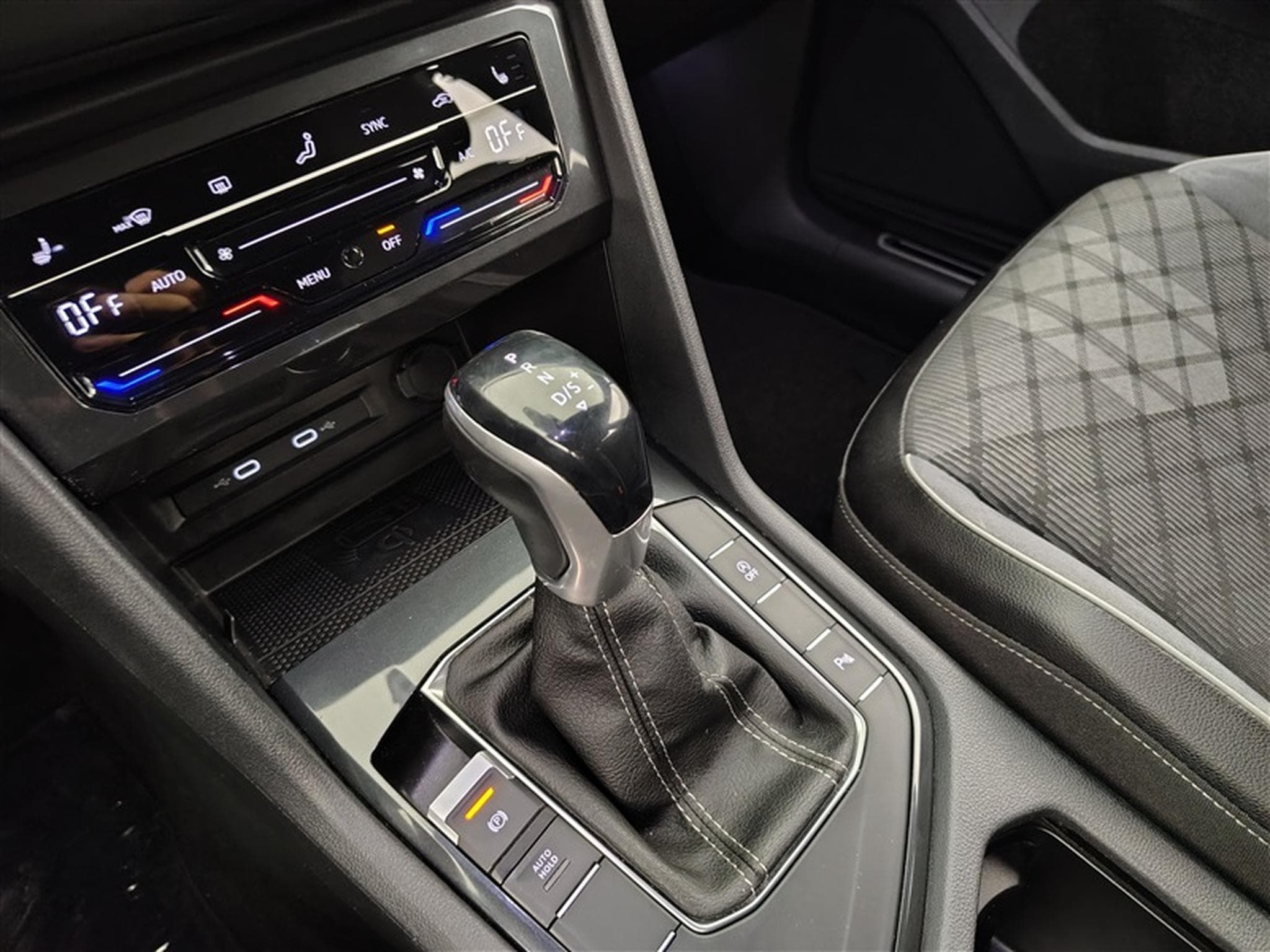 VW Tiguan 1.5 TSI R-Line DSG  NAVI / CARPLAY / JA 20' (2021) - Foto 12