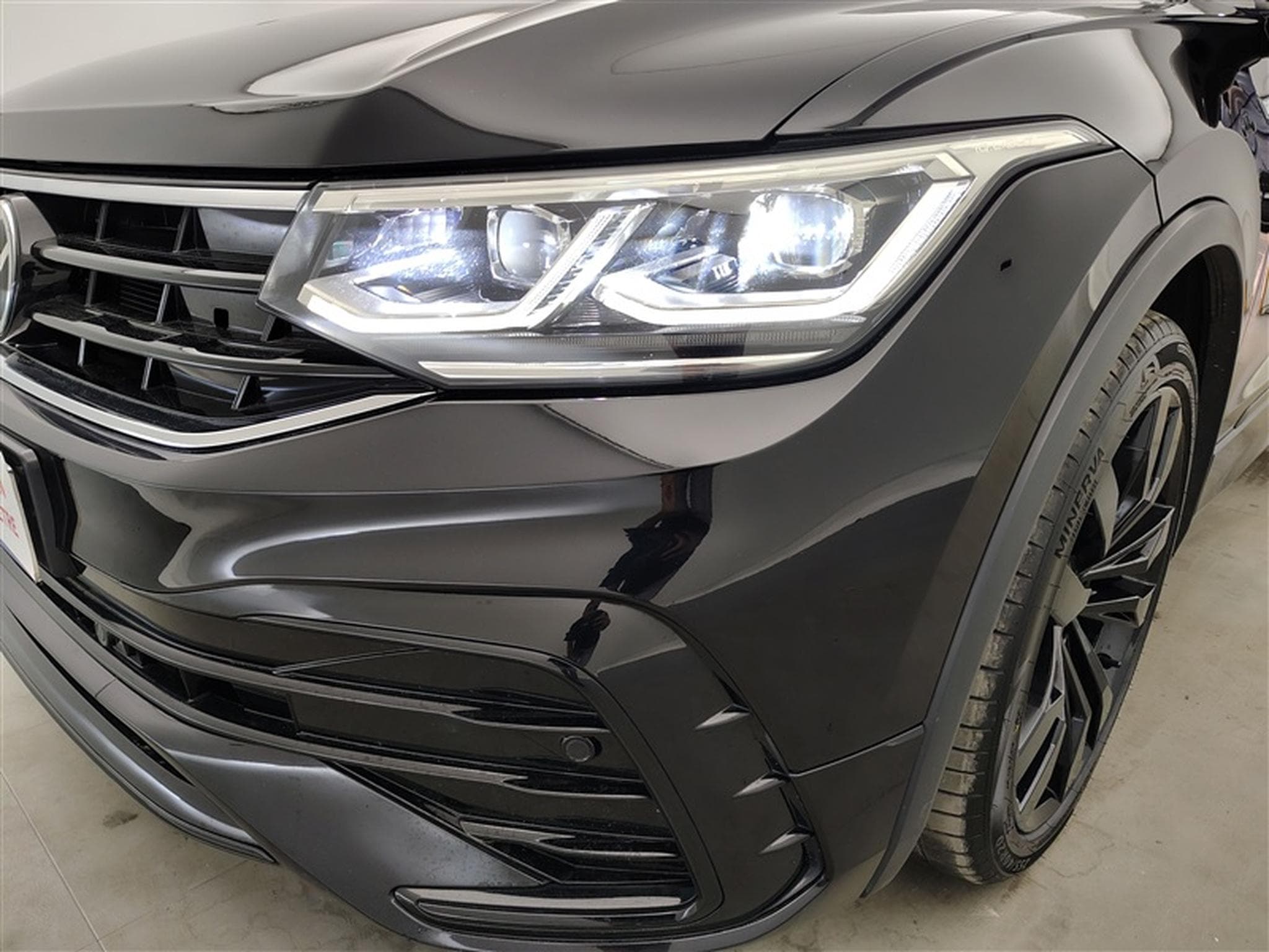 VW Tiguan 1.5 TSI R-Line DSG  NAVI / CARPLAY / JA 20' (2021) - Foto 15