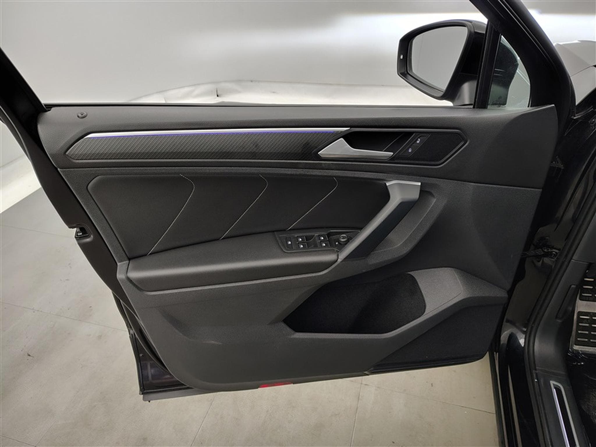 VW Tiguan 1.5 TSI R-Line DSG  NAVI / CARPLAY / JA 20' (2021) - Foto 17