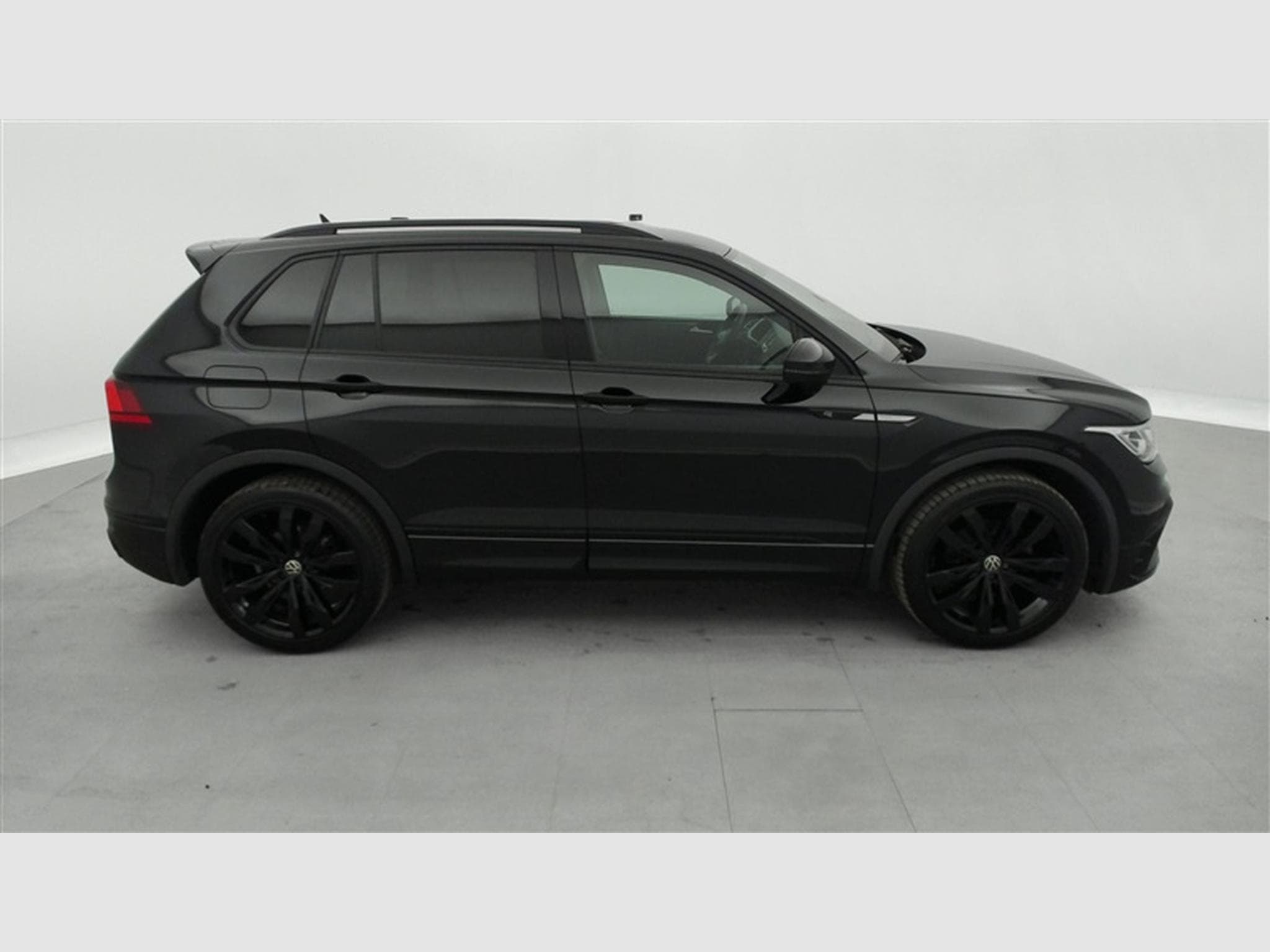 VW Tiguan 1.5 TSI R-Line DSG  NAVI / CARPLAY / JA 20' (2021) - Foto 24