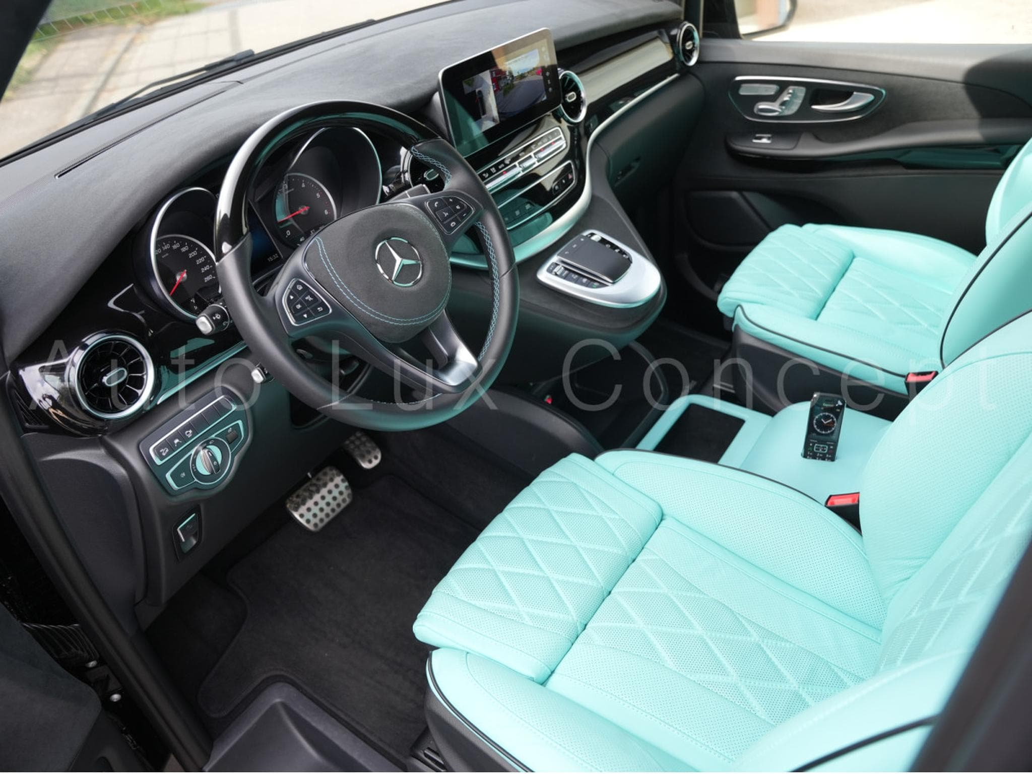 Mercedes V 300 d 4MATIC Extra Long AMG Line Rovelver VIP Van (2022) - Photo 5