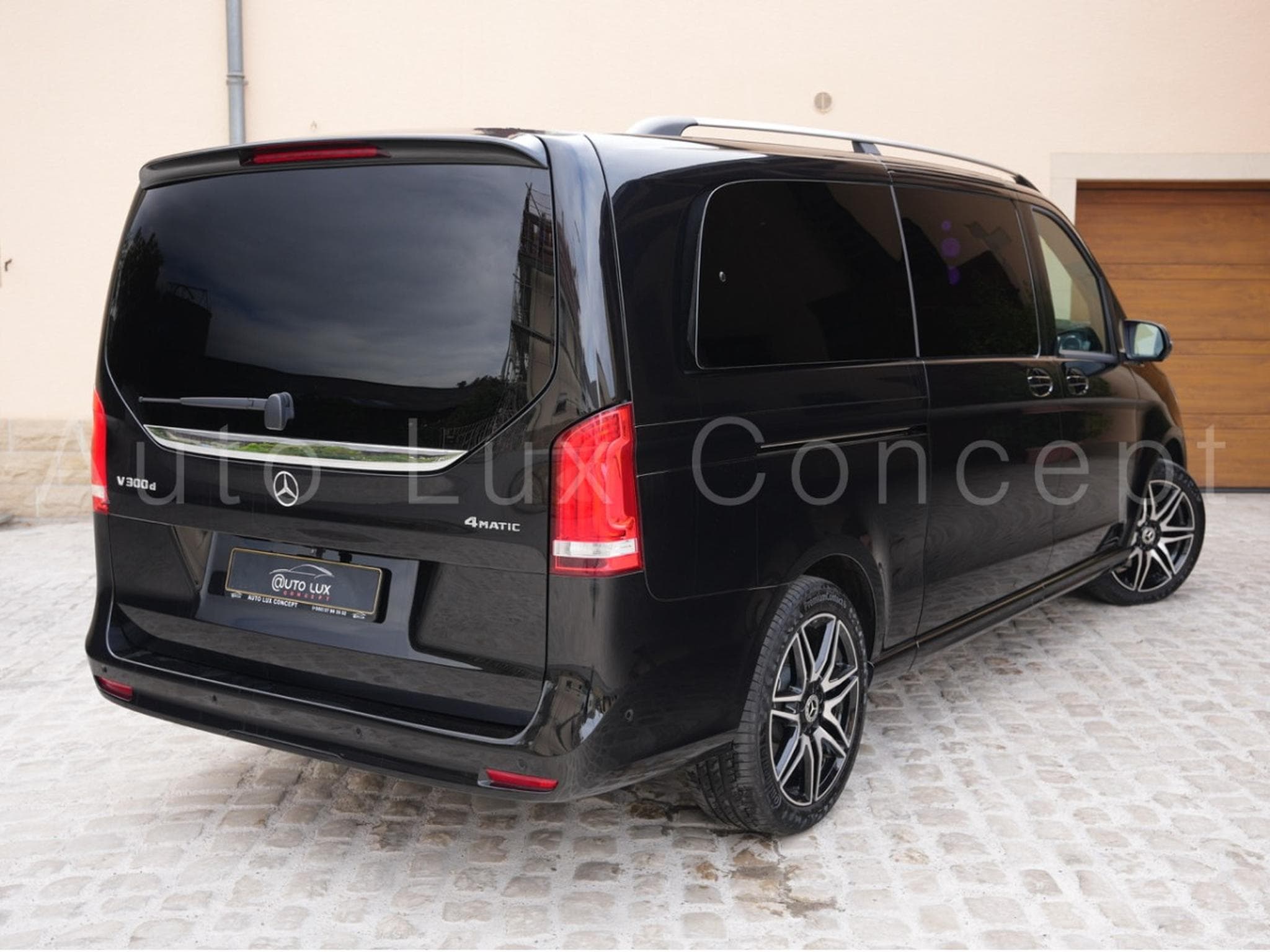 Mercedes V 300 d 4MATIC Extra Long AMG Line Rovelver VIP Van (2022) - Photo 3