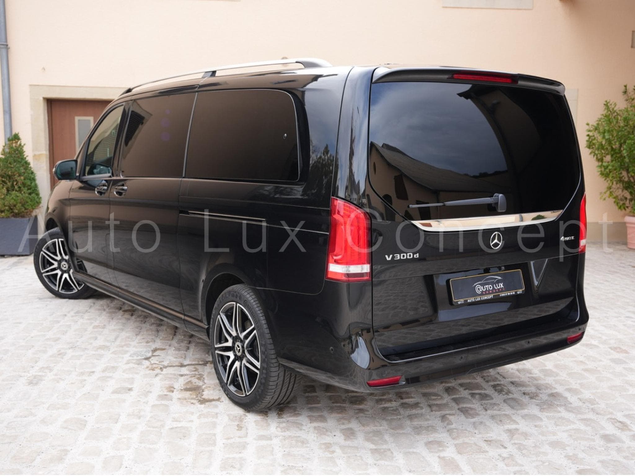 Mercedes V 300 d 4MATIC Extra Long AMG Line Rovelver VIP Van (2022) - Photo 4